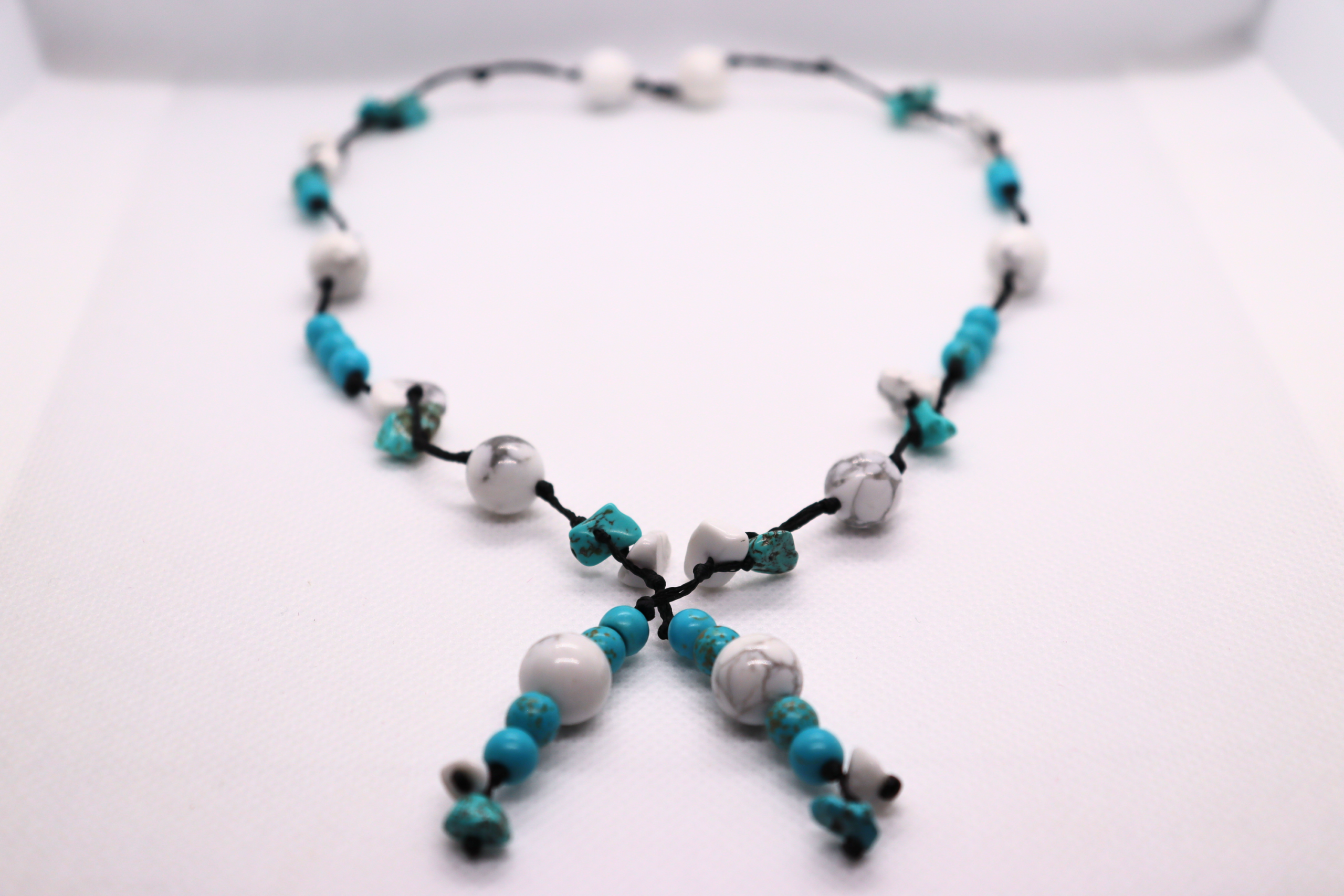 Collier Artisanal Lagon Blanc en Turquoise et Howlite – Image 2