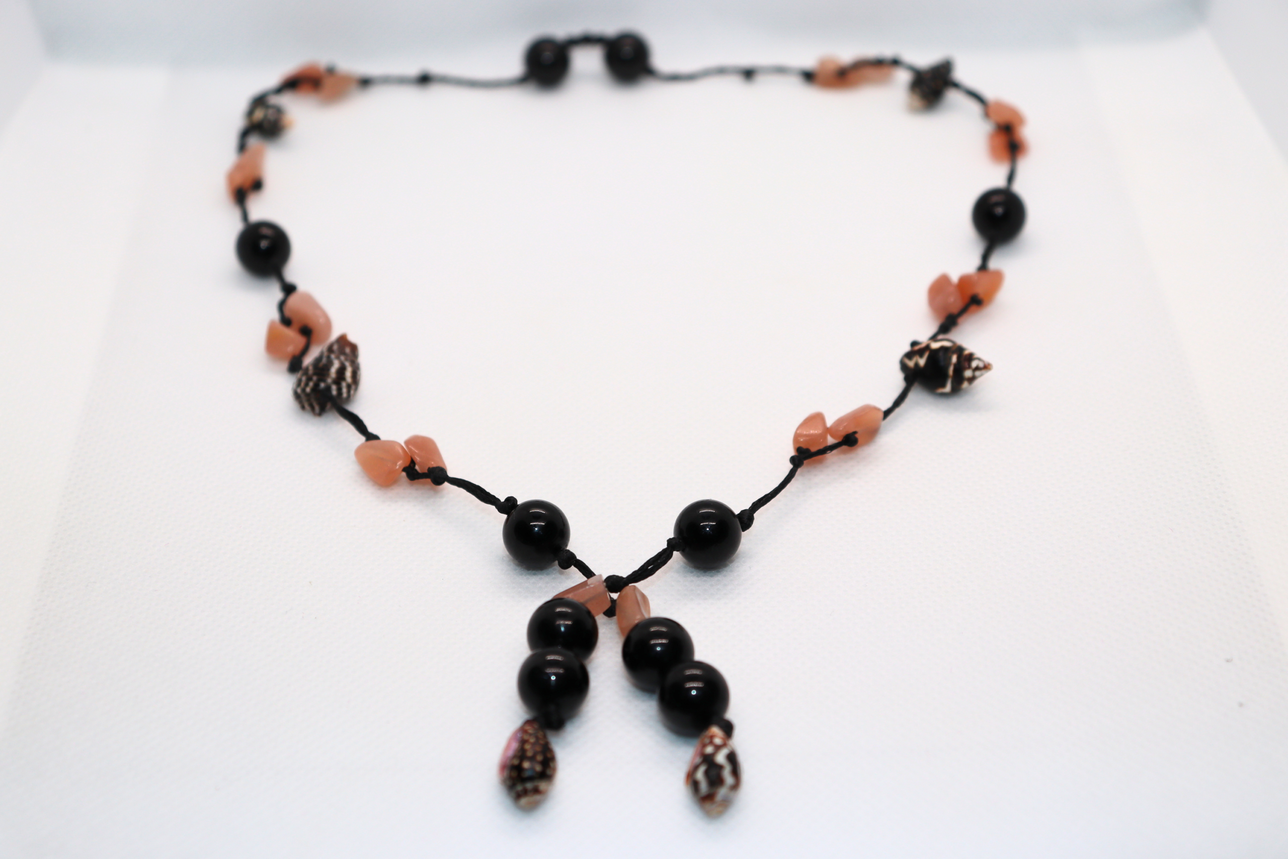 Collier Artisanal Soleil des Abysses en Tourmaline Noire, Pierre de Soleil et Coquillage – Image 2