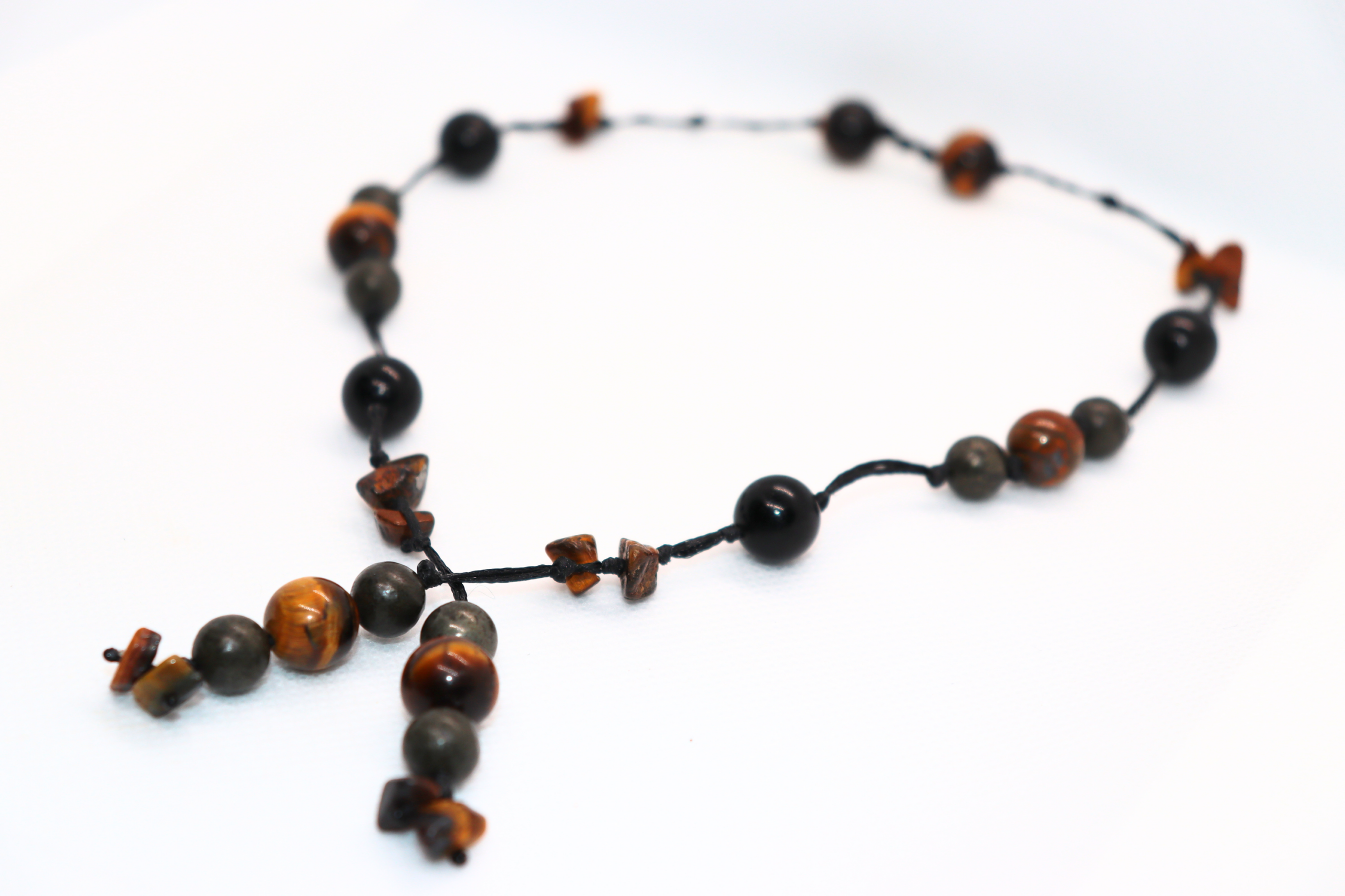 Collier Artisanal L’Or d’Anubis en Œil du Tigre, Pyrite et Obsidienne