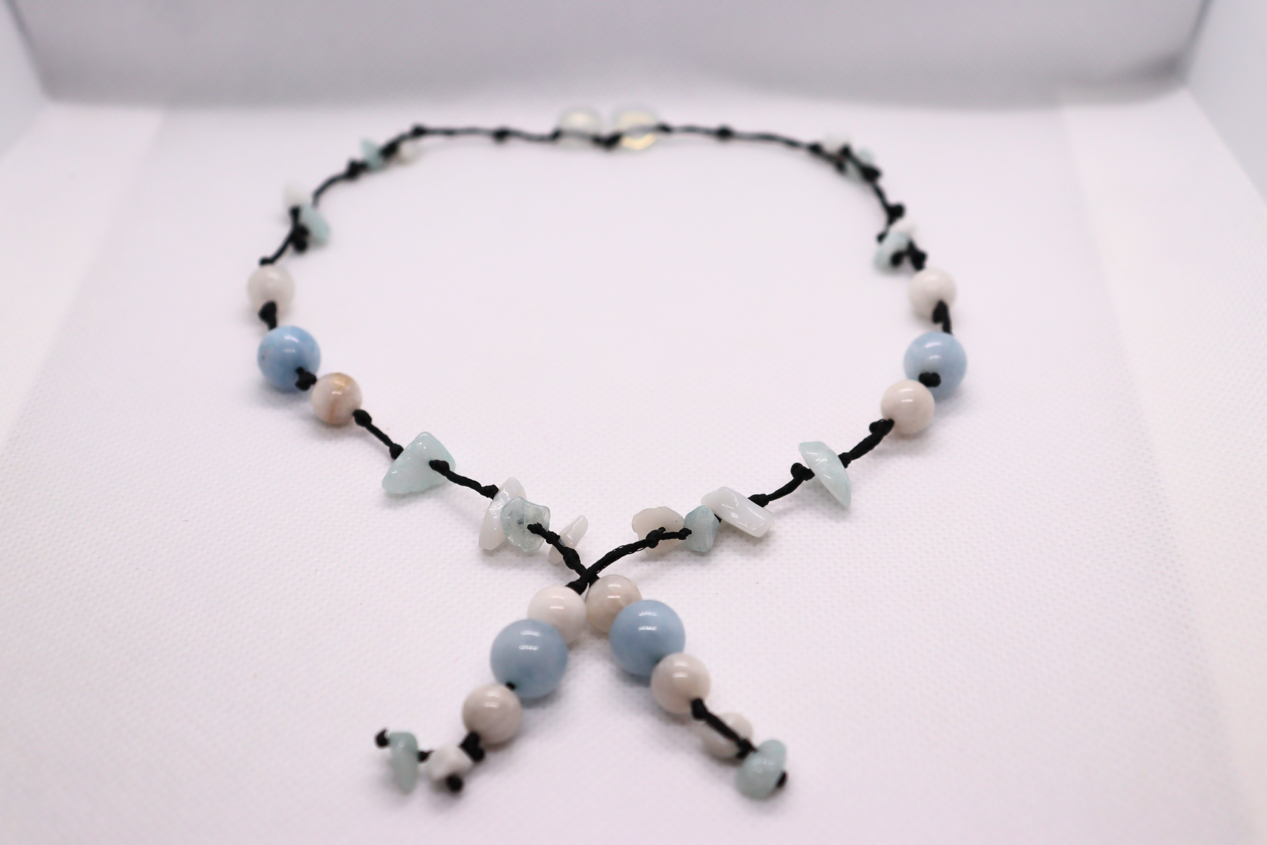 Collier Artisanal Écume Céleste en Angélite Pierre de Lune Marbre blanc et Jade bleue – Image 2