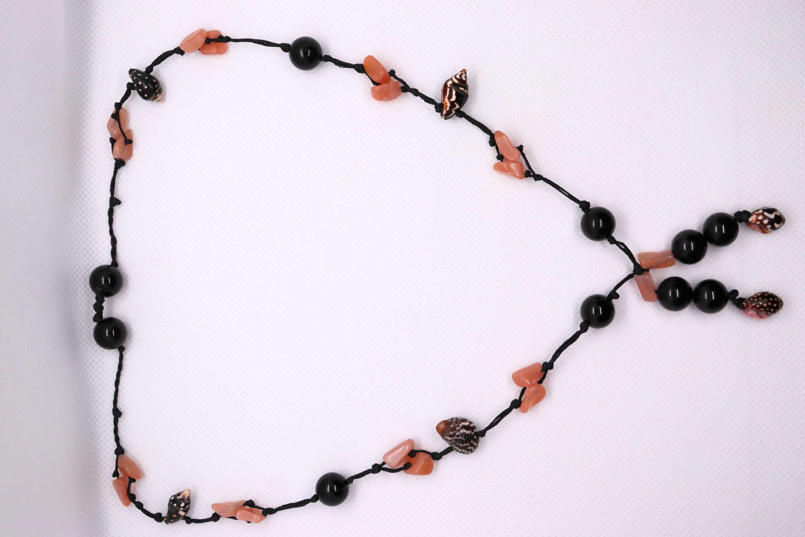 Collier Artisanal Soleil des Abysses en Tourmaline Noire, Pierre de Soleil et Coquillage – Image 3