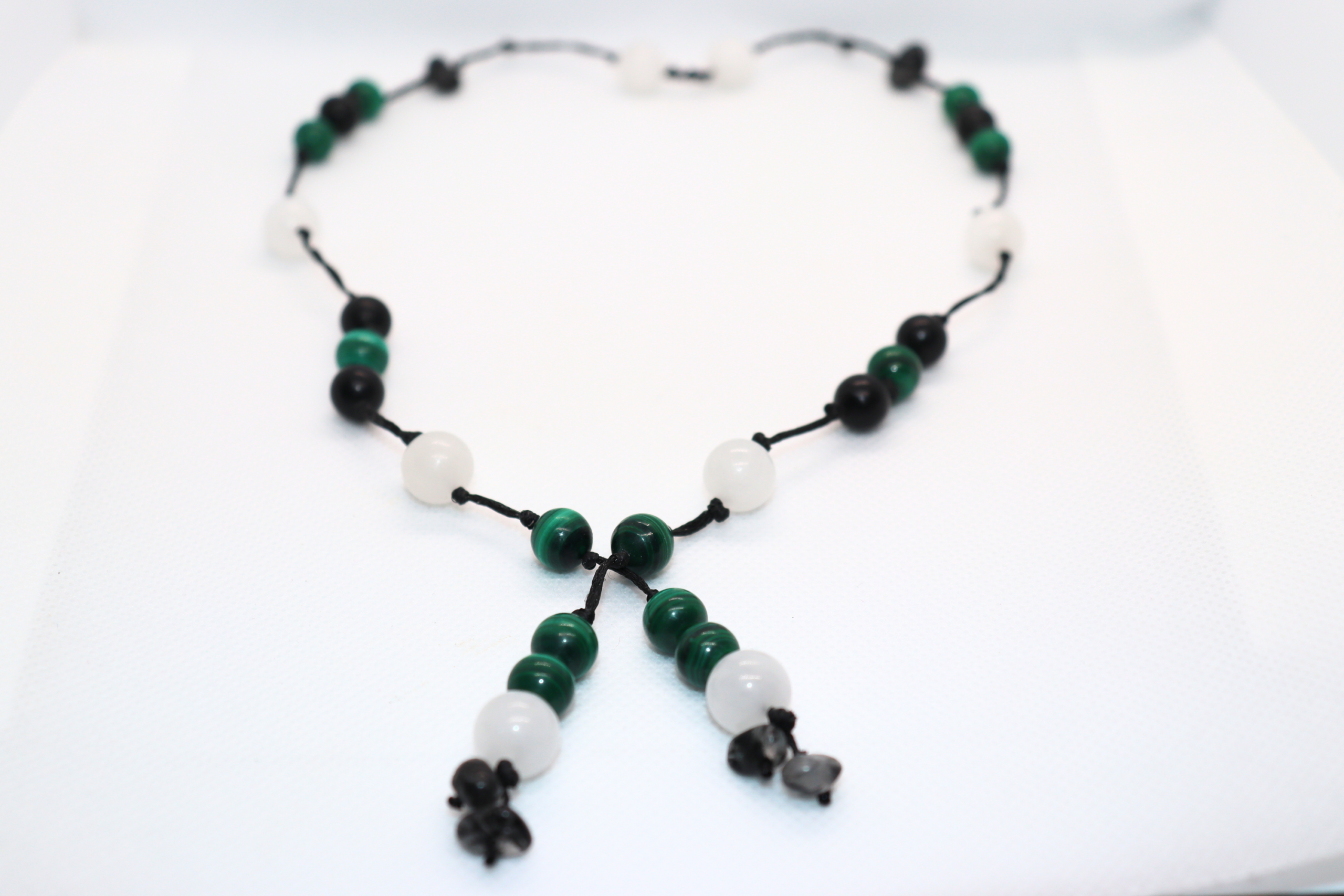 Collier Artisanal L’Oeil de Sobek en Malachite, Shungite et Quartz – Image 2