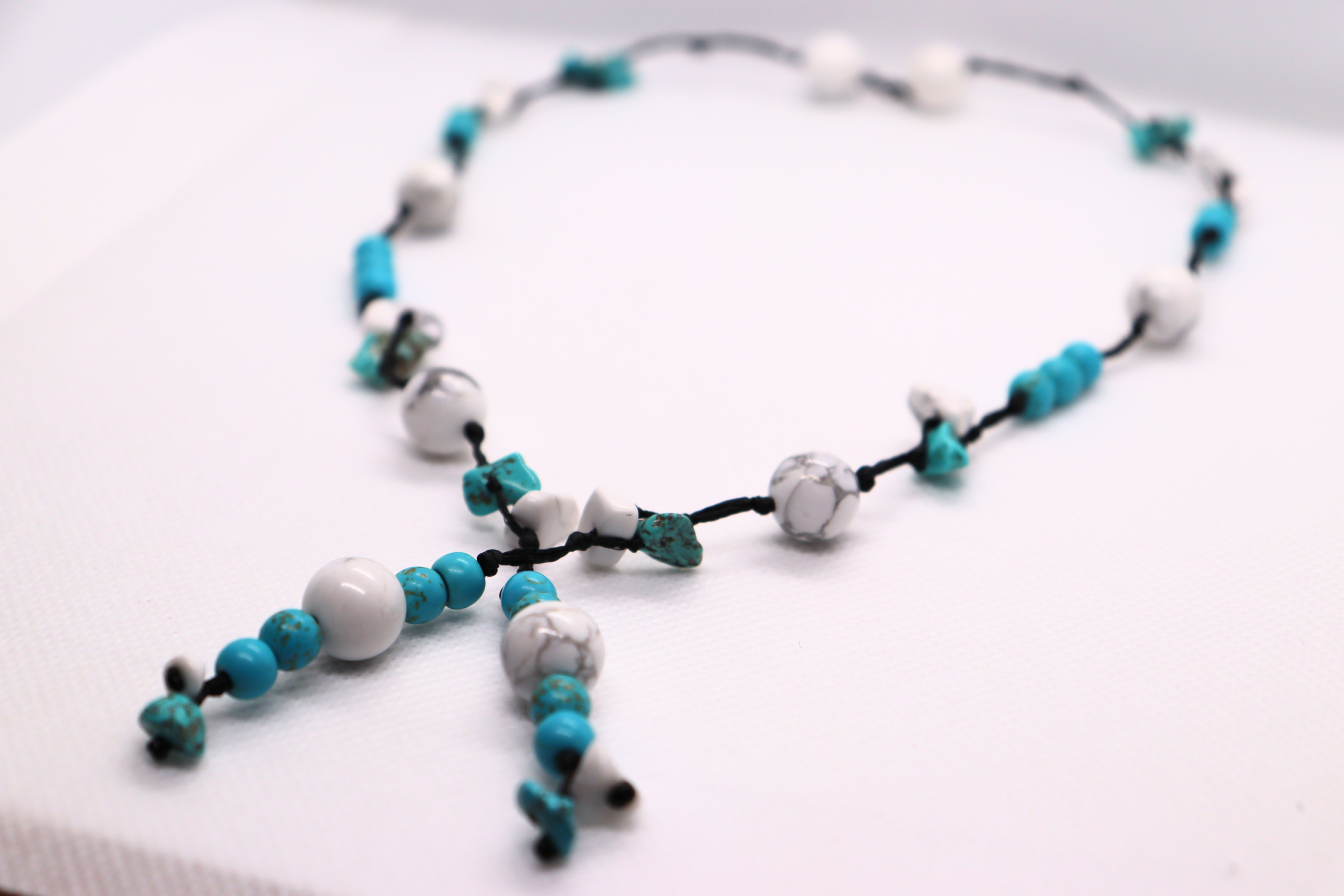 Collier Artisanal Lagon Blanc en Turquoise et Howlite