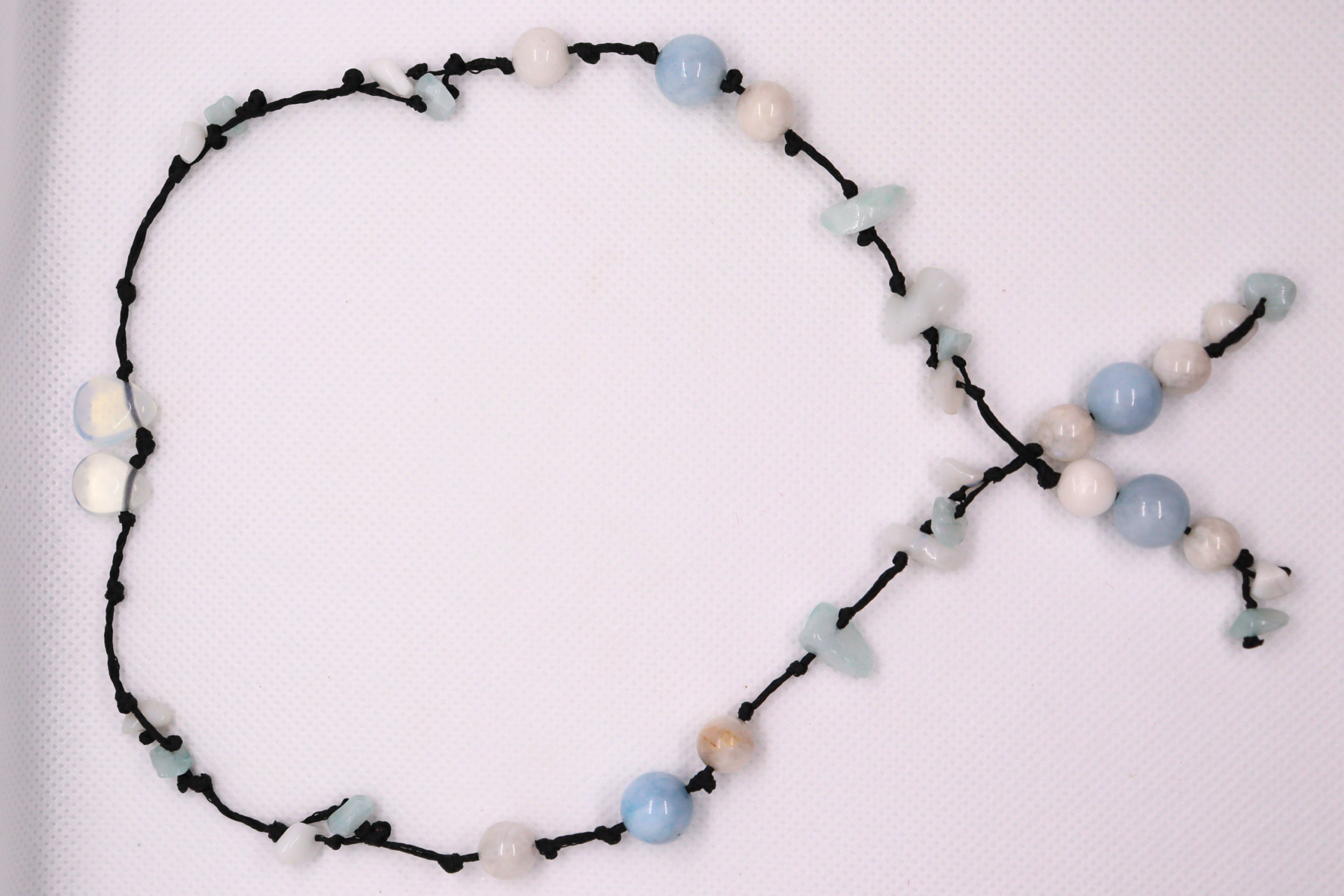 Collier Artisanal Écume Céleste en Angélite Pierre de Lune Marbre blanc et Jade bleue – Image 3