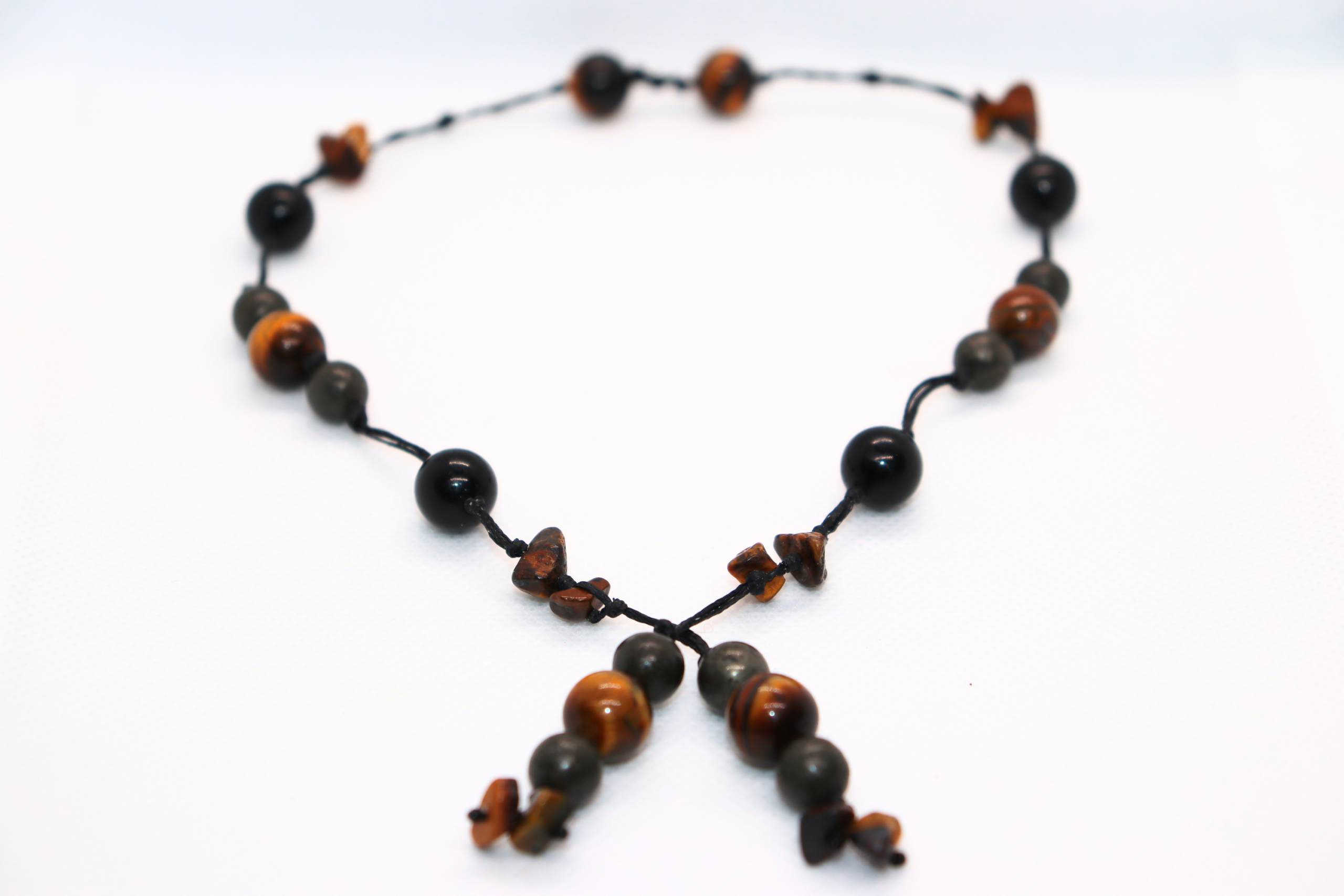Collier Artisanal L’Or d’Anubis en Œil du Tigre, Pyrite et Obsidienne – Image 2