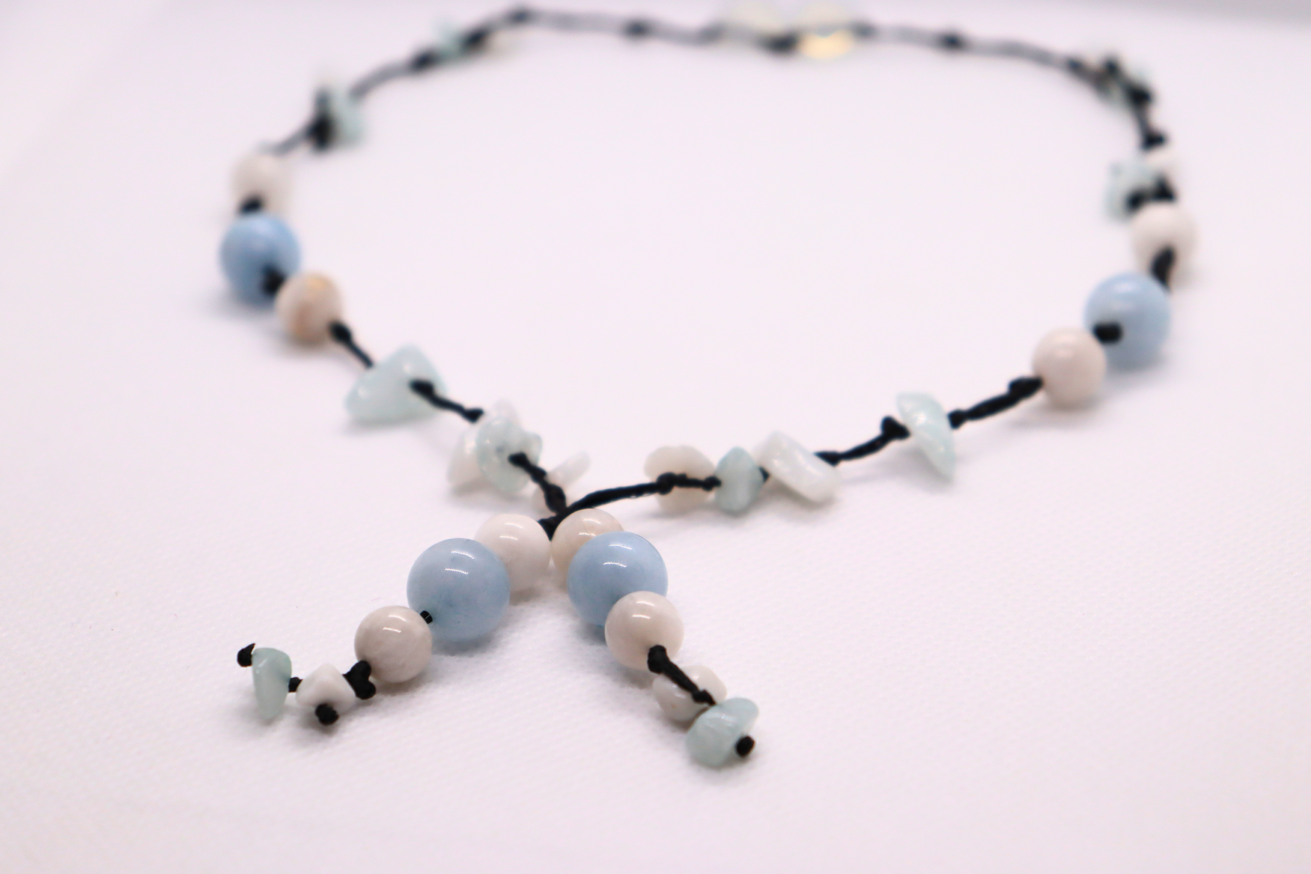 Collier Artisanal Écume Céleste en Angélite Pierre de Lune Marbre blanc et Jade bleue