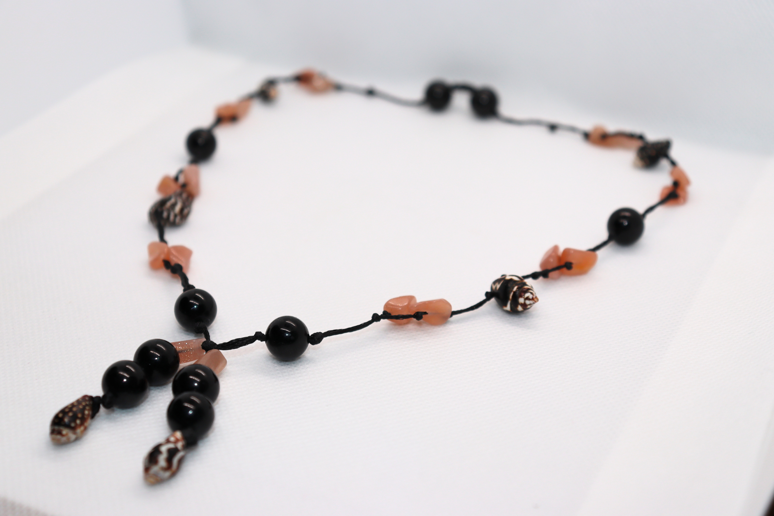 Collier Artisanal Soleil des Abysses en Tourmaline Noire, Pierre de Soleil et Coquillage