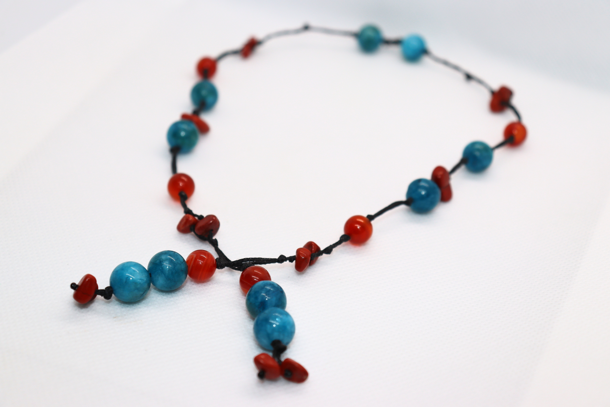 Collier Artisanal Chant des Sirènes en Apatite Bleue, Cornaline et Jaspe Rouge