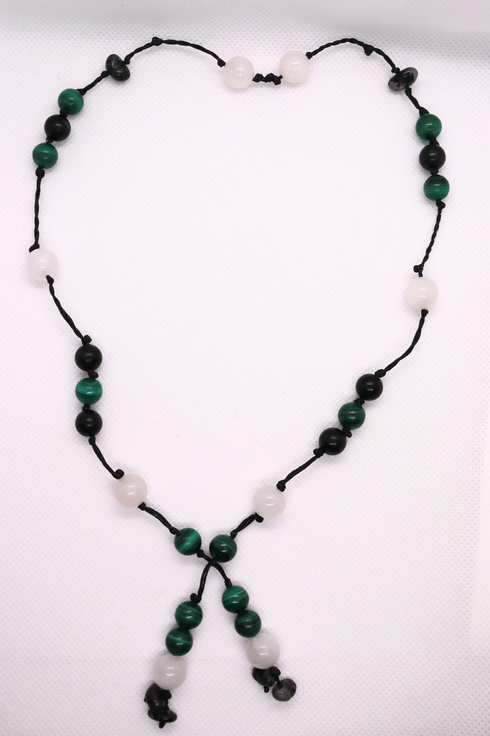 Collier Artisanal L’Oeil de Sobek en Malachite, Shungite et Quartz – Image 3