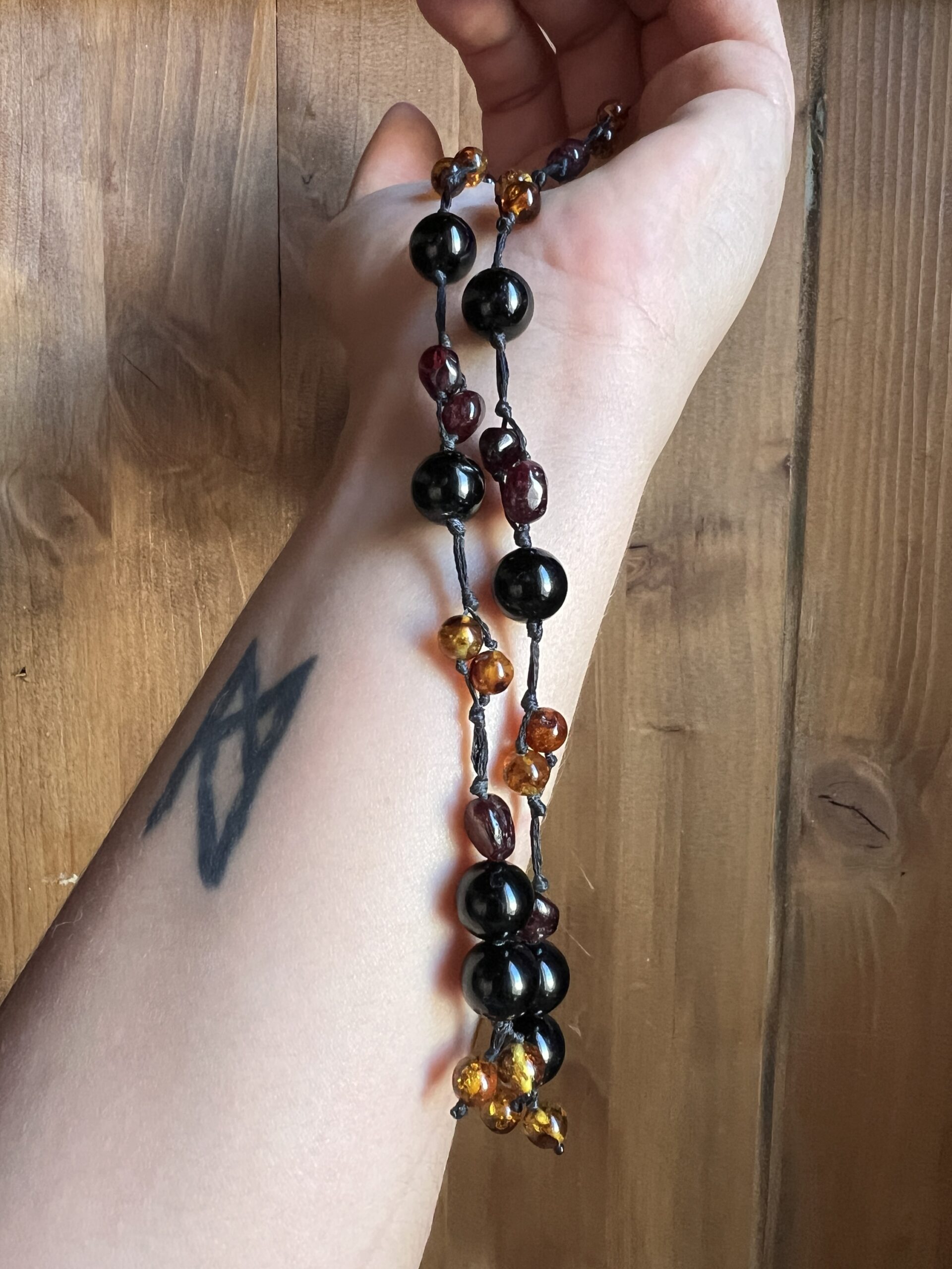 Collier Artisanal Braises Sacrées en Tourmaline noire, Ambre et Grenat – Image 4
