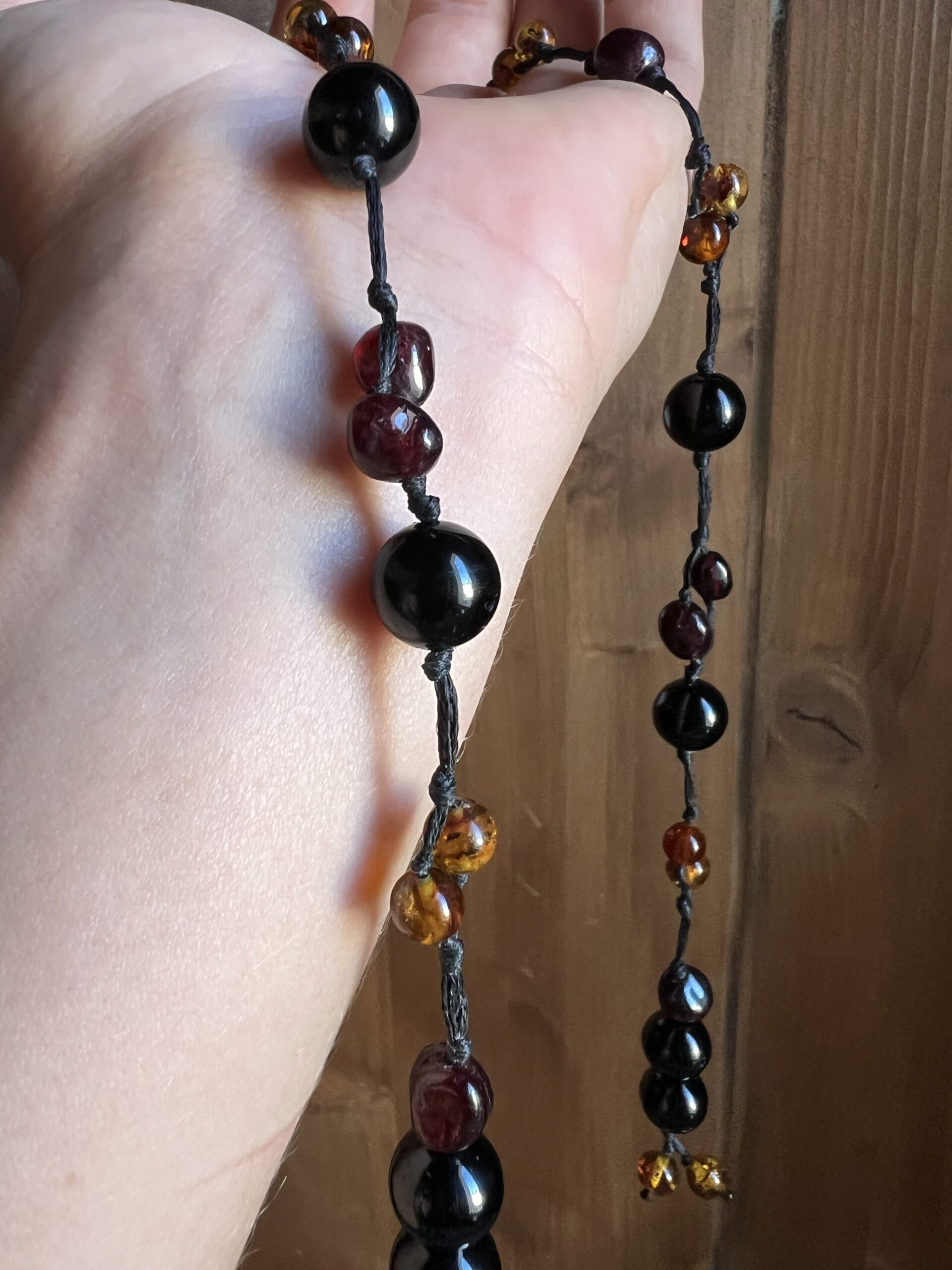 Collier Artisanal Braises Sacrées en Tourmaline noire, Ambre et Grenat – Image 2