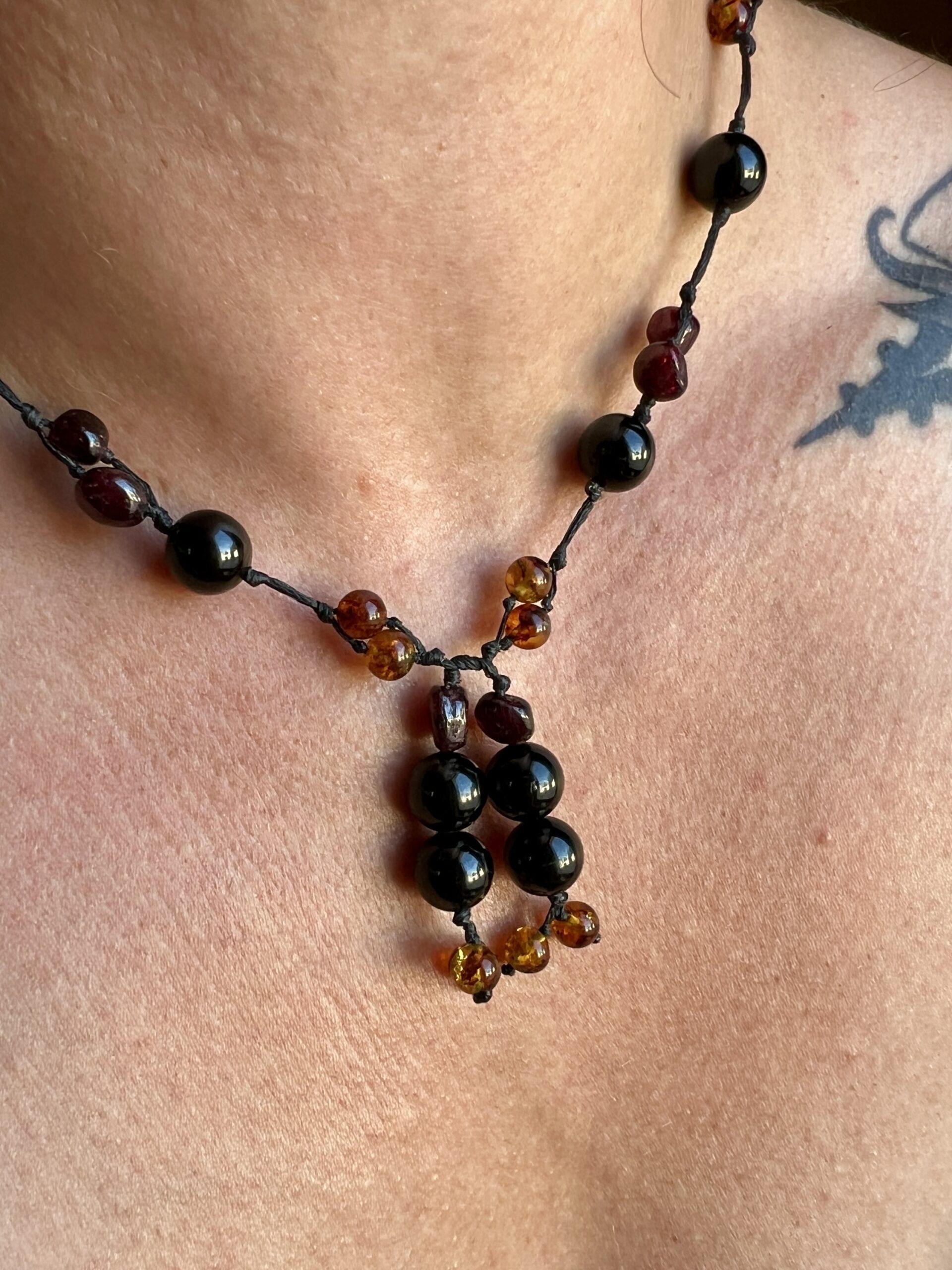 Collier Artisanal Braises Sacrées en Tourmaline noire, Ambre et Grenat – Image 3