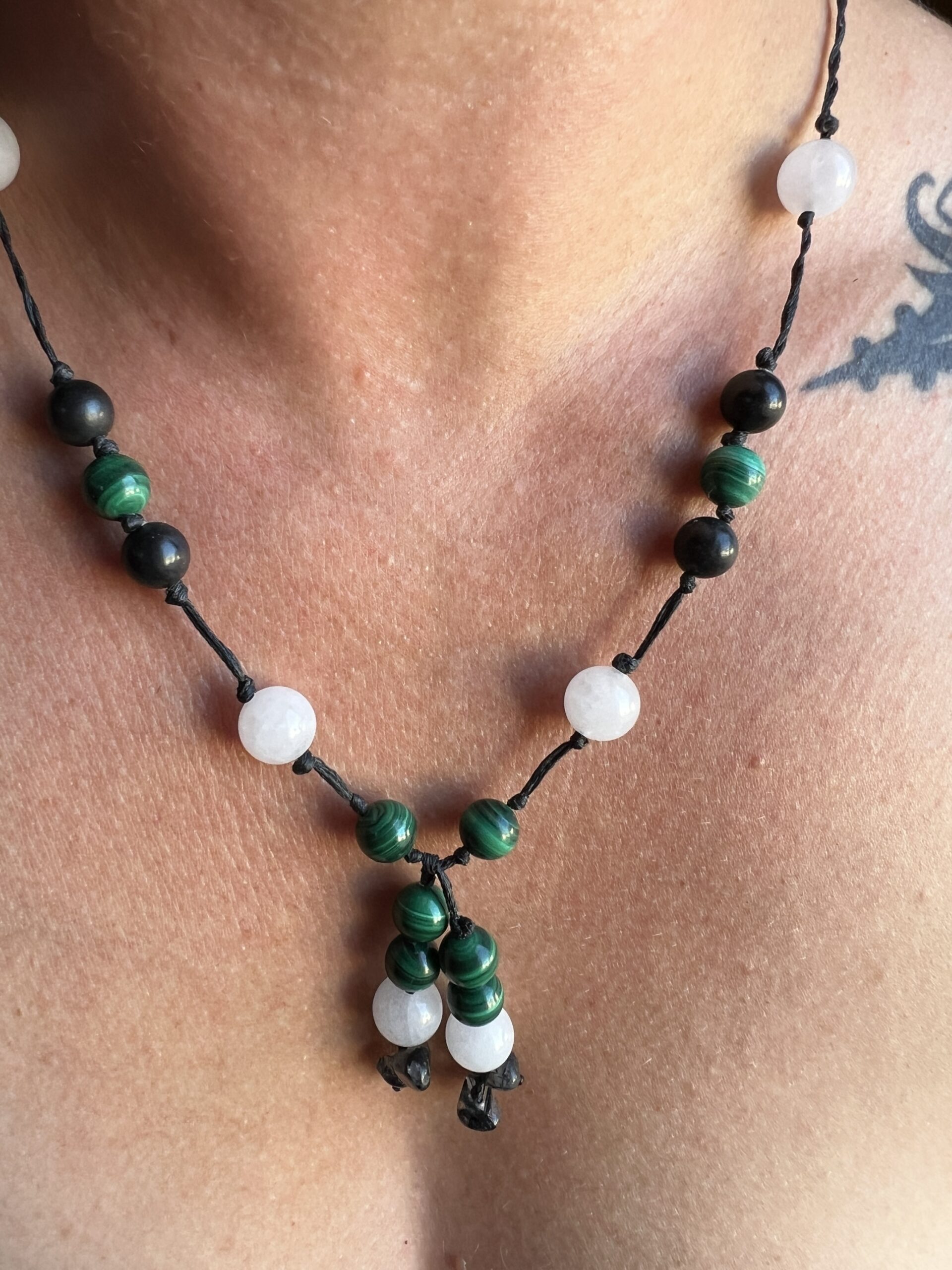 Collier Artisanal L’Oeil de Sobek en Malachite, Shungite et Quartz – Image 4