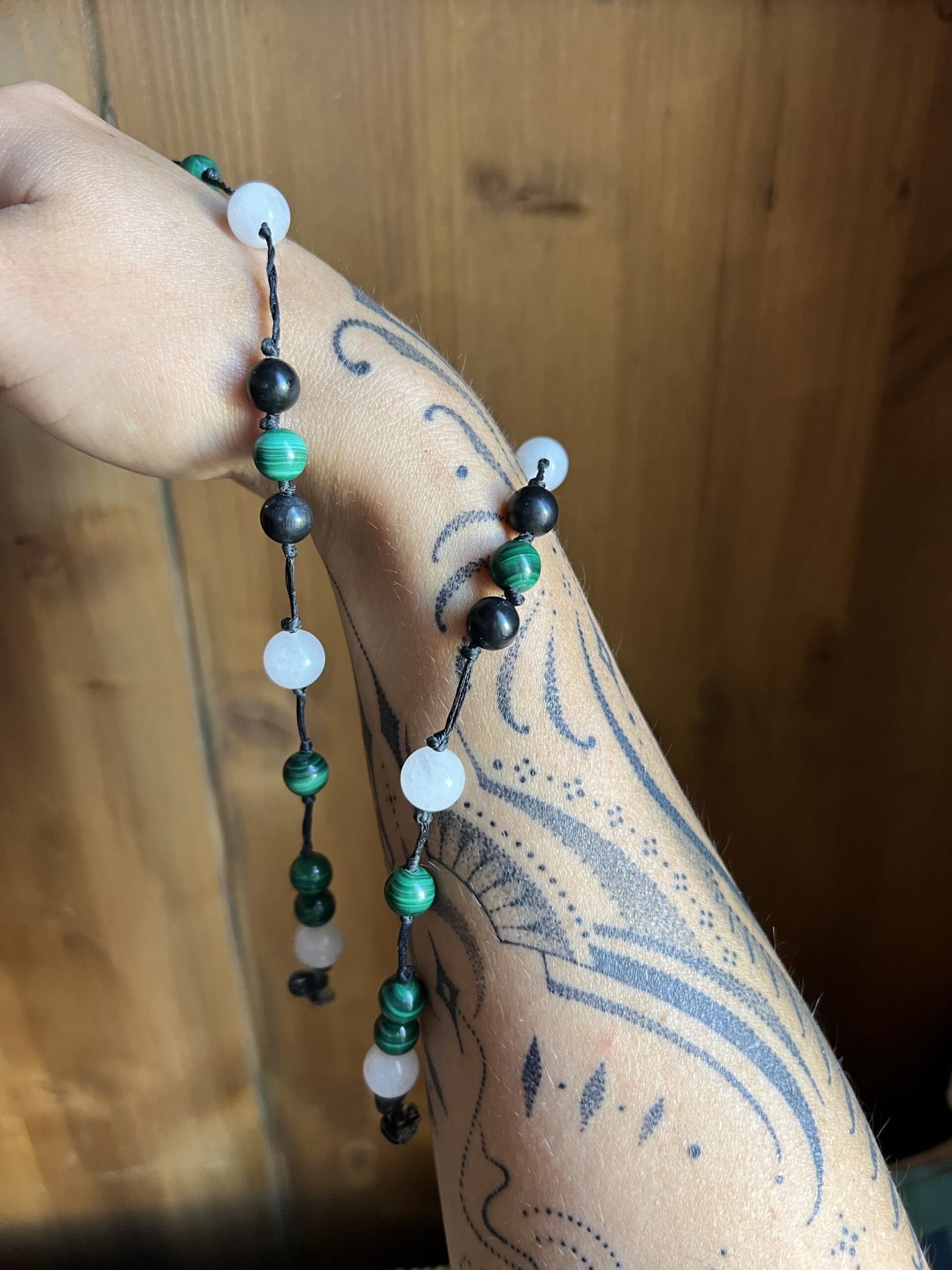 Collier Artisanal L’Oeil de Sobek en Malachite, Shungite et Quartz – Image 5