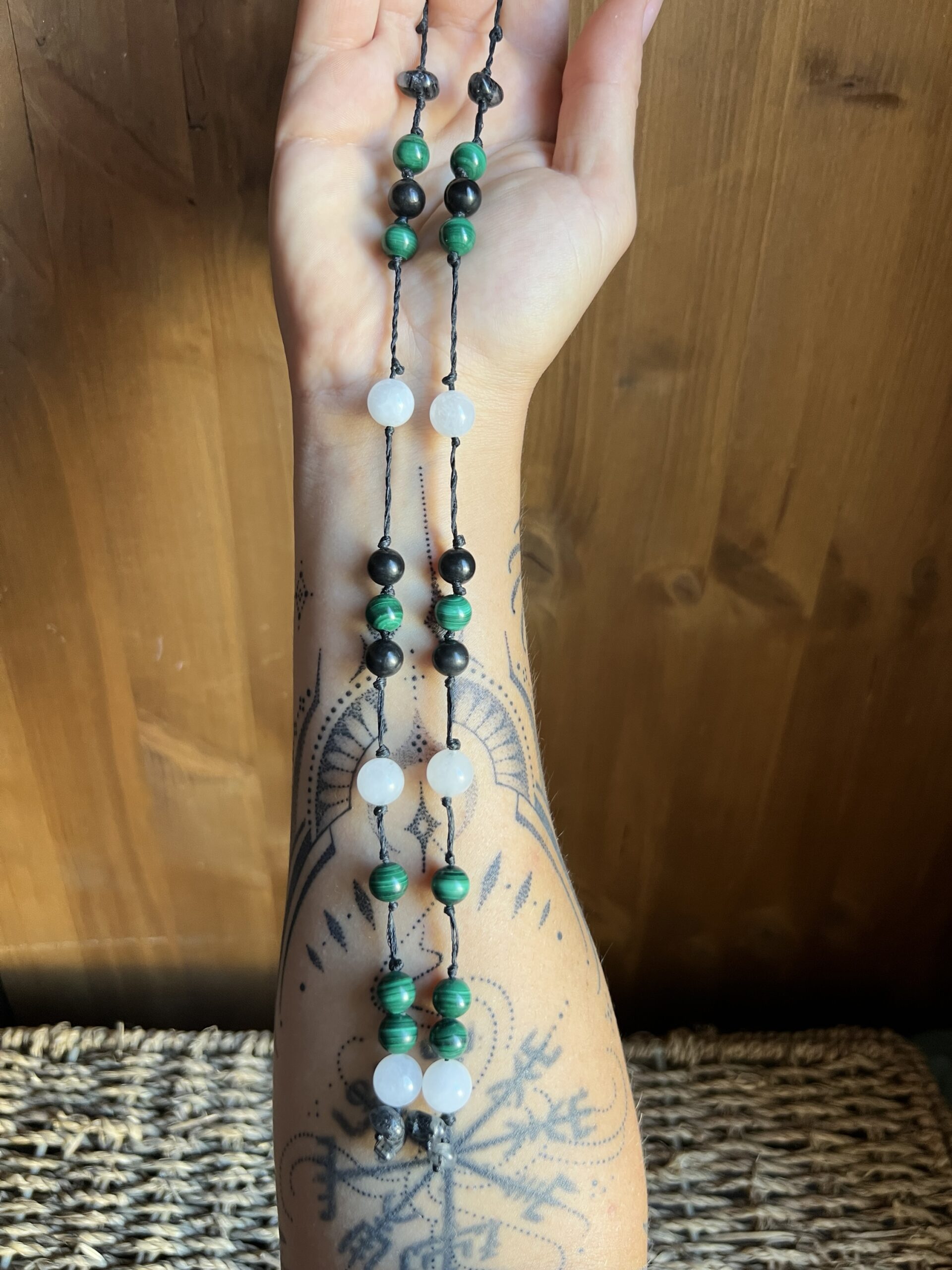 Collier Artisanal L’Oeil de Sobek en Malachite, Shungite et Quartz – Image 6