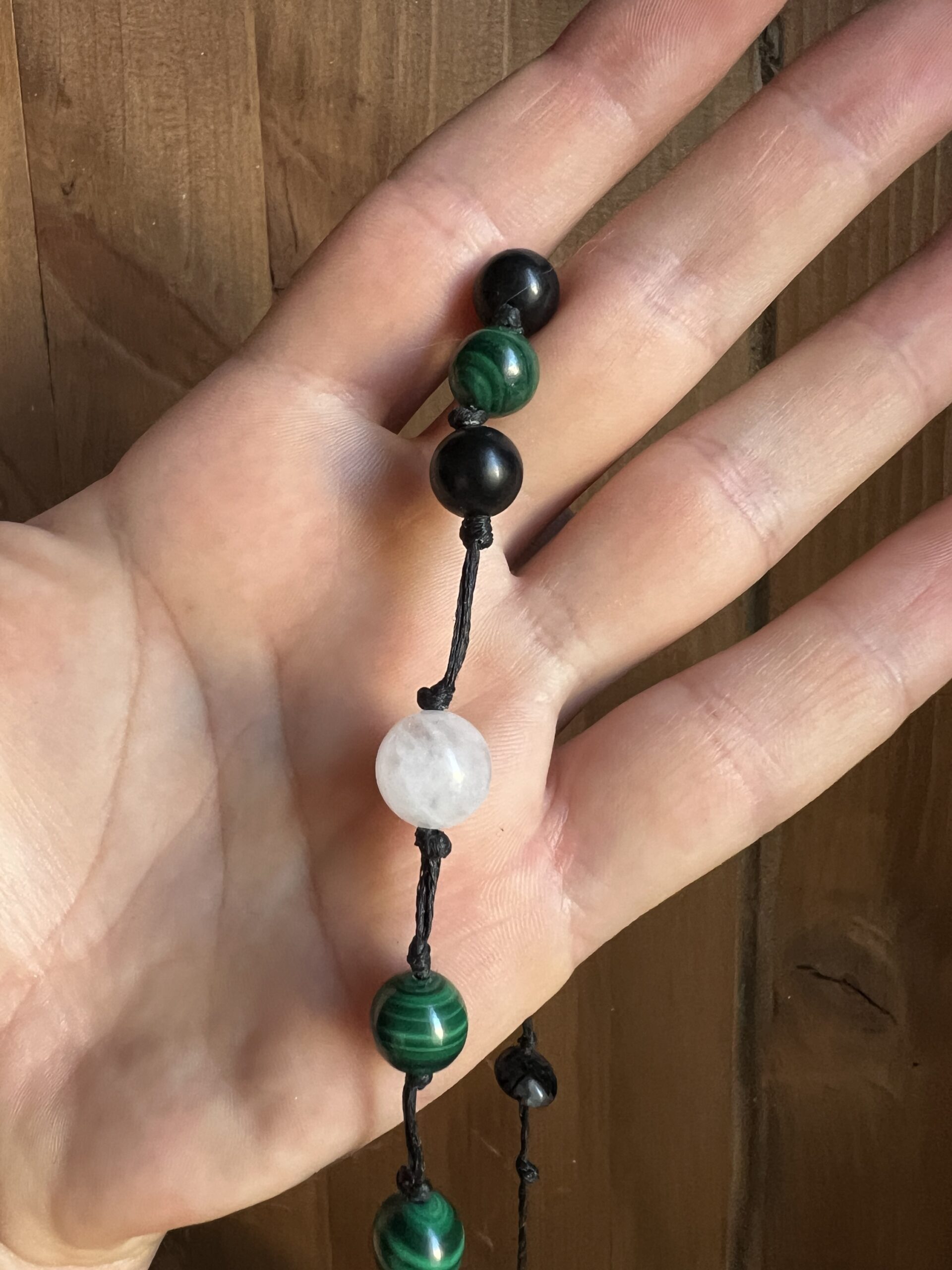 Collier Artisanal L’Oeil de Sobek en Malachite, Shungite et Quartz – Image 7