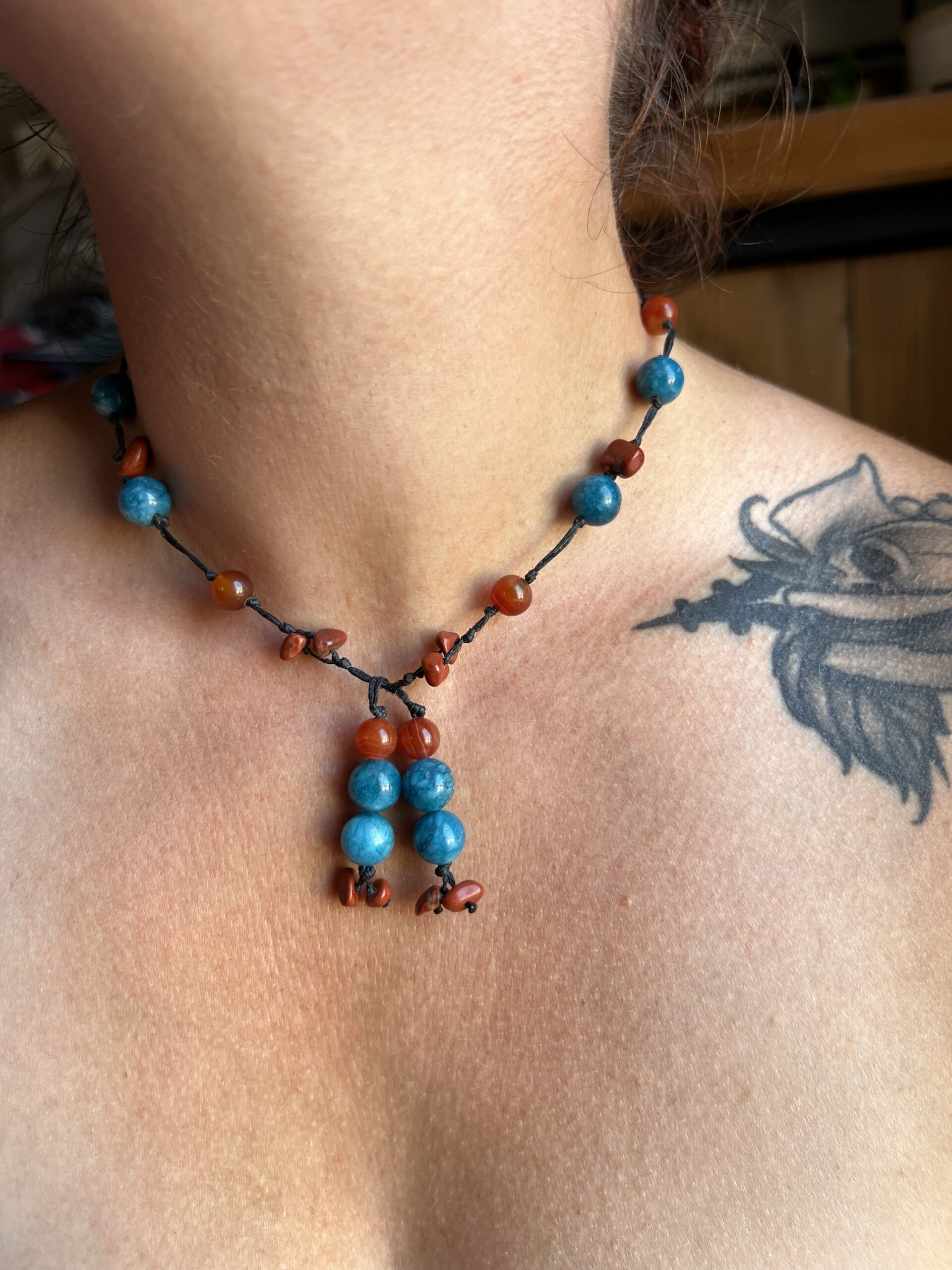 Collier Artisanal Chant des Sirènes en Apatite Bleue, Cornaline et Jaspe Rouge – Image 7