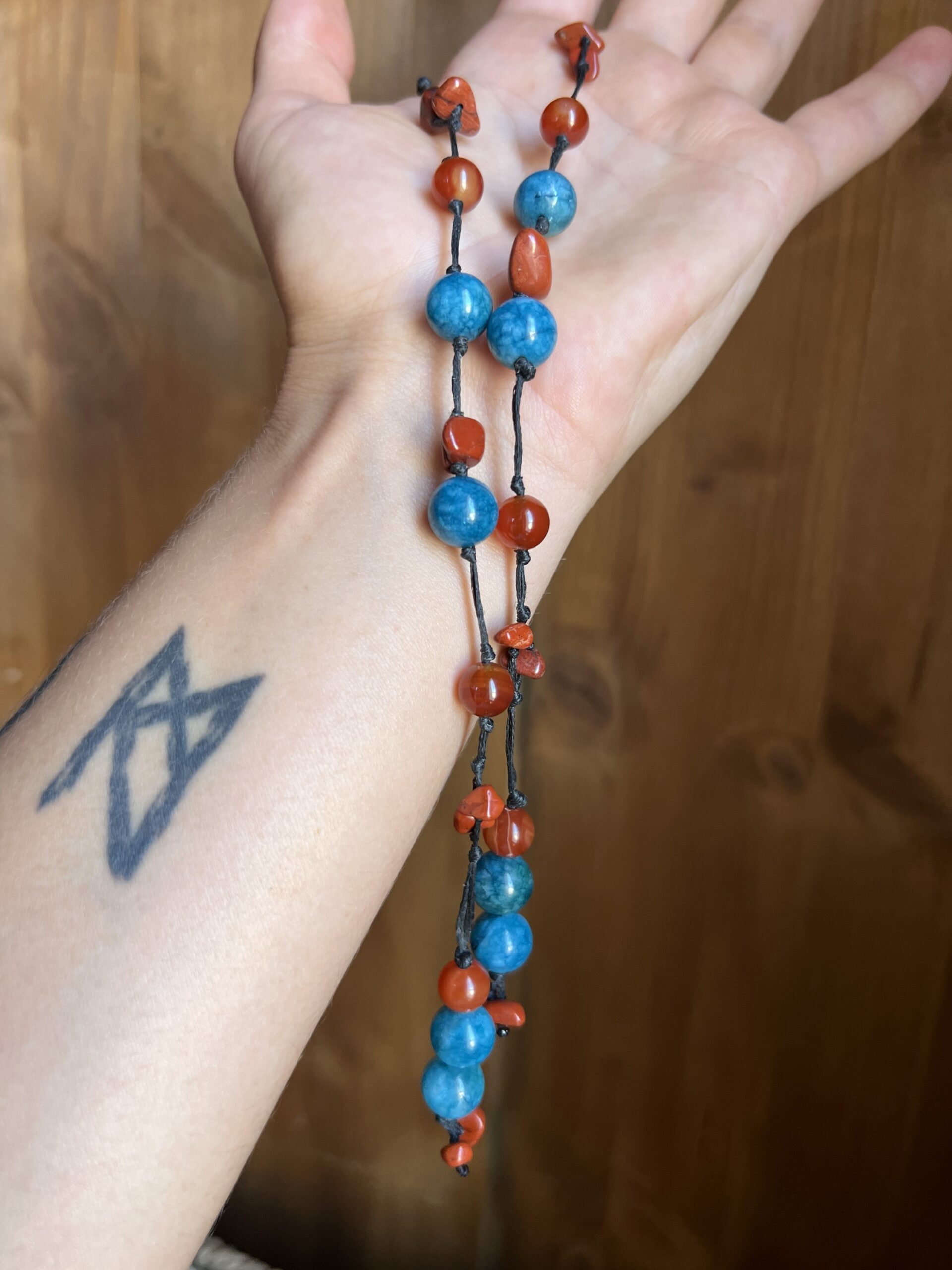 Collier Artisanal Chant des Sirènes en Apatite Bleue, Cornaline et Jaspe Rouge – Image 4