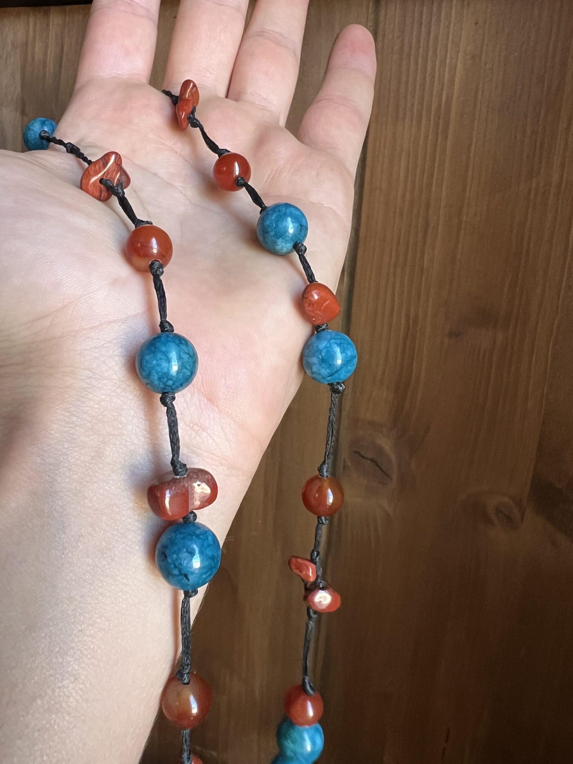 Collier Artisanal Chant des Sirènes en Apatite Bleue, Cornaline et Jaspe Rouge – Image 6