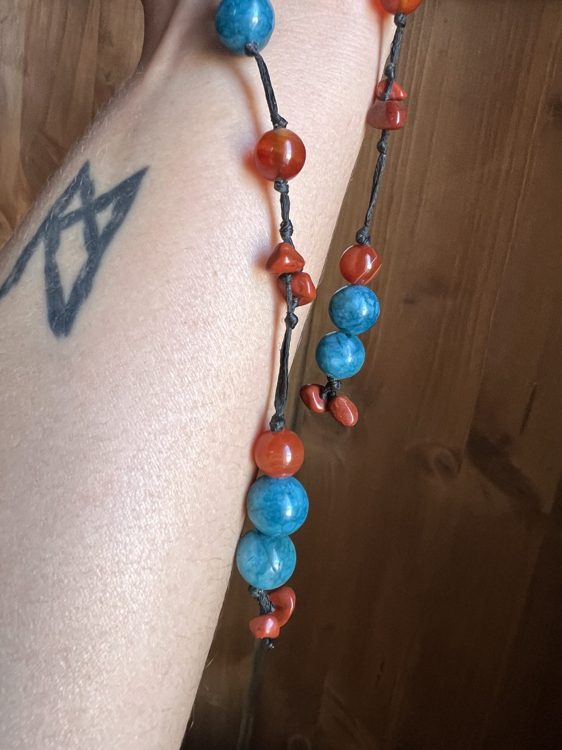 Collier Artisanal Chant des Sirènes en Apatite Bleue, Cornaline et Jaspe Rouge – Image 5