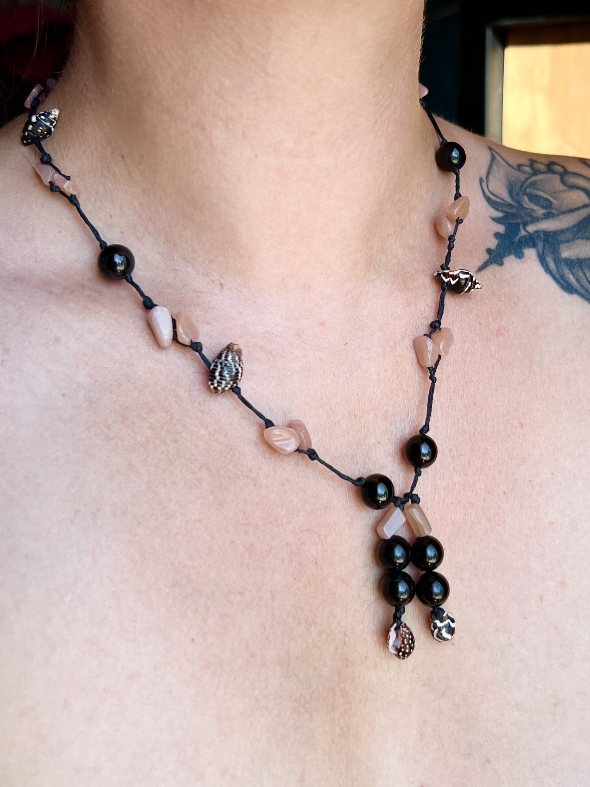 Collier Artisanal Soleil des Abysses en Tourmaline Noire, Pierre de Soleil et Coquillage – Image 4