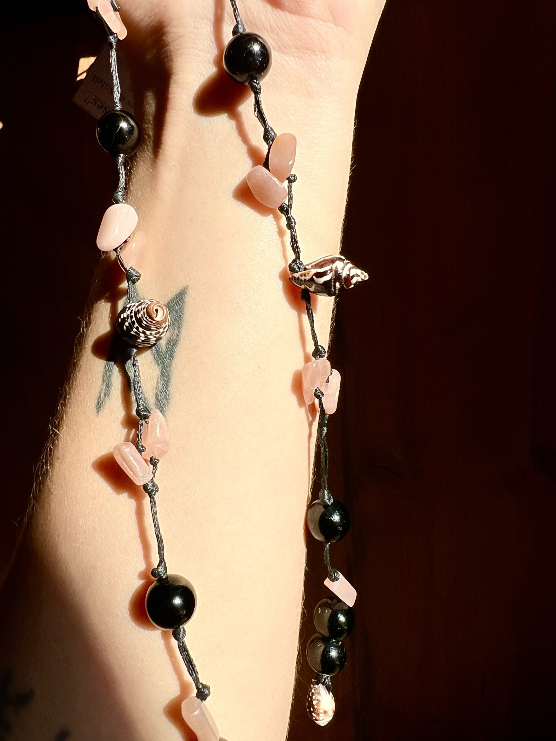 Collier Artisanal Soleil des Abysses en Tourmaline Noire, Pierre de Soleil et Coquillage – Image 6