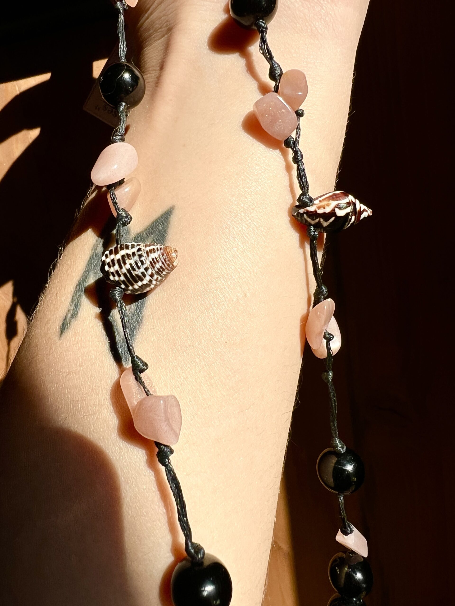 Collier Artisanal Soleil des Abysses en Tourmaline Noire, Pierre de Soleil et Coquillage – Image 7