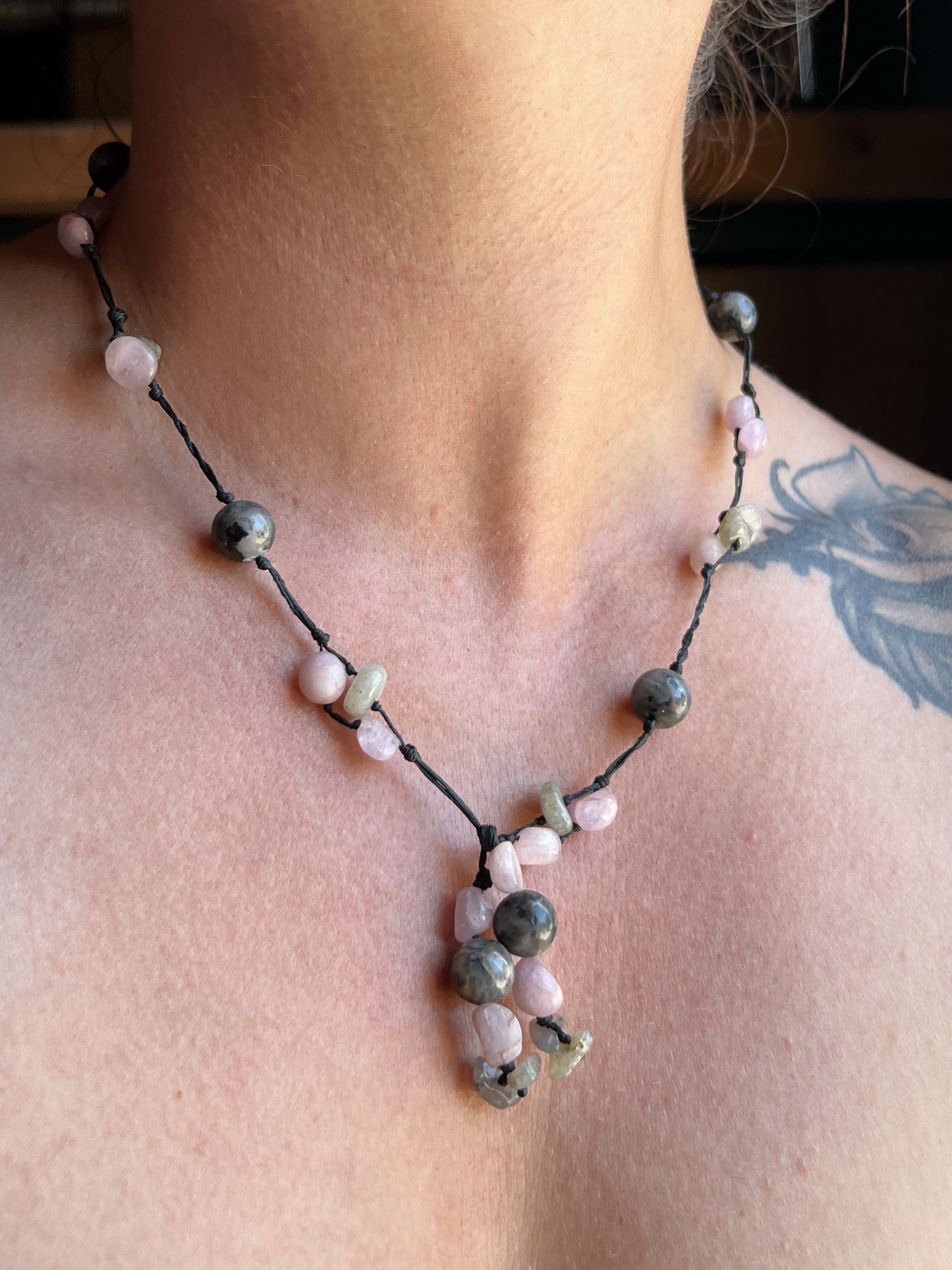 Collier Artisanal Murmures de Fée en Labradorite et Kunzite – Image 4