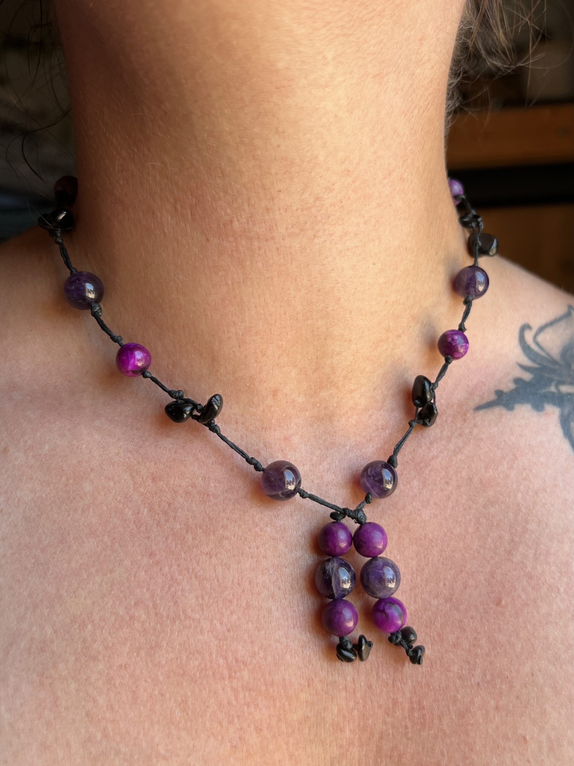 Collier Artisanal Esprit de la Toundra en Charoïte, Améthyste et Obsidienne – Image 5