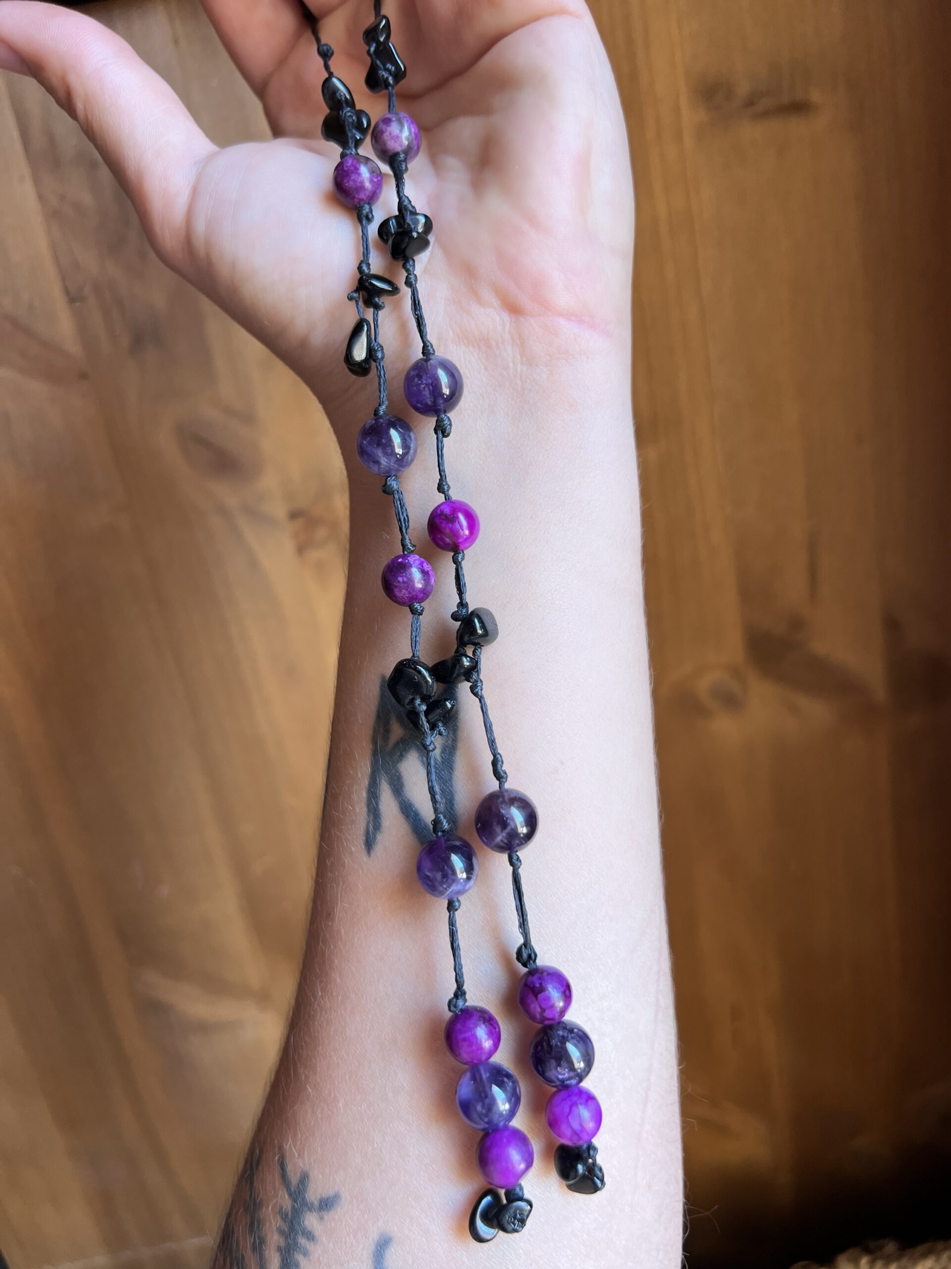 Collier Artisanal Esprit de la Toundra en Charoïte, Améthyste et Obsidienne – Image 4