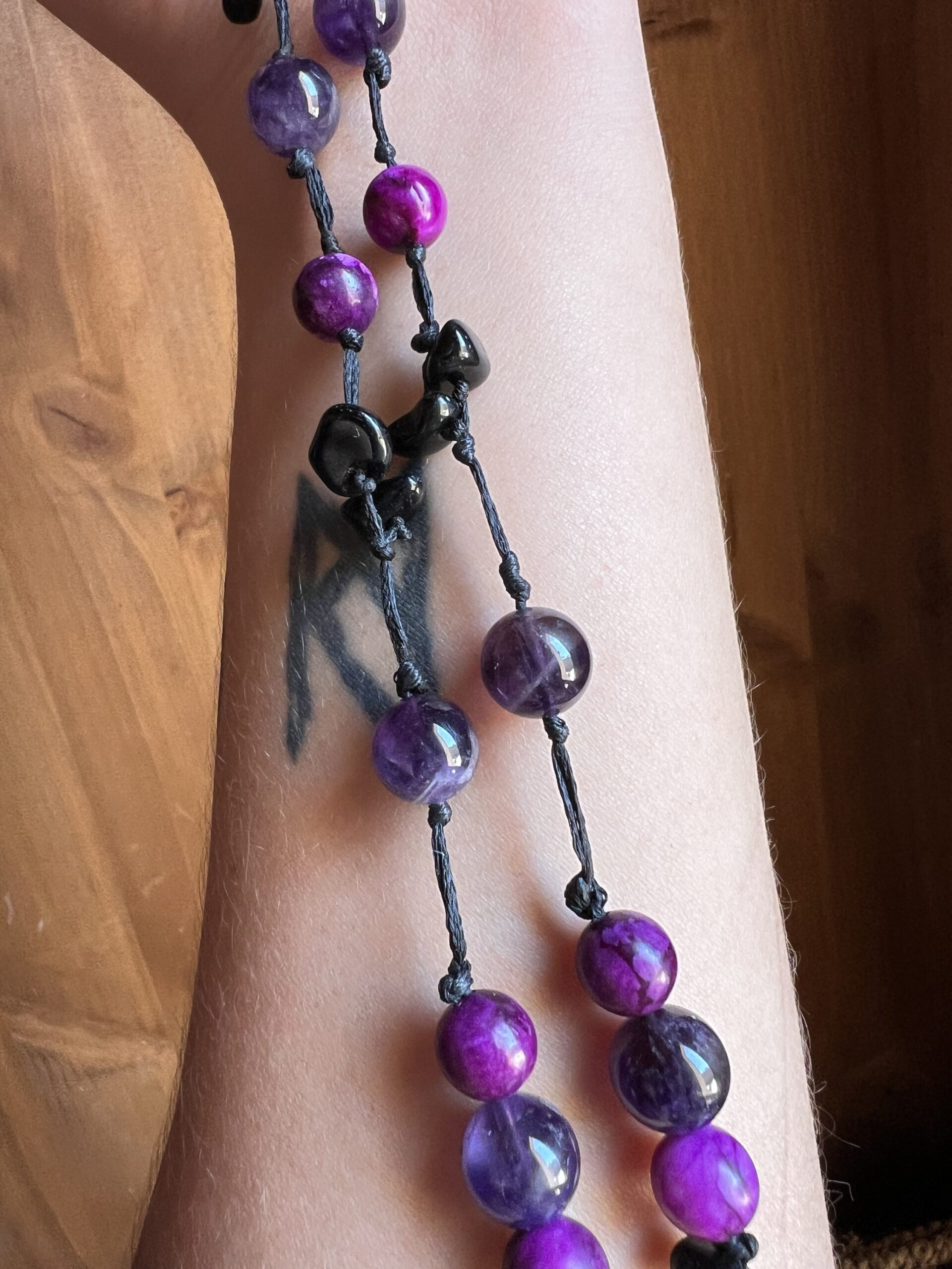 Collier Artisanal Esprit de la Toundra en Charoïte, Améthyste et Obsidienne – Image 7
