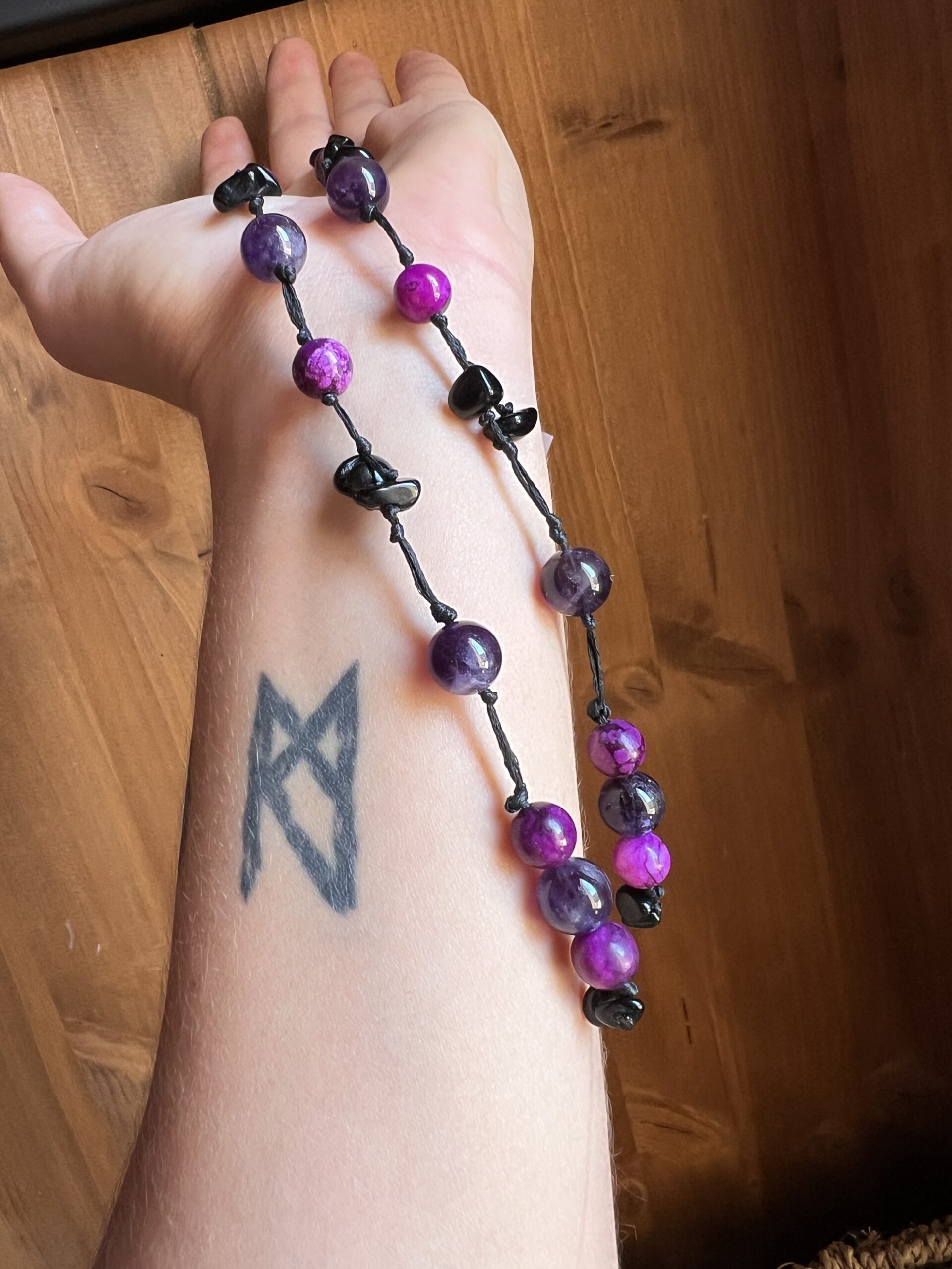 Collier Artisanal Esprit de la Toundra en Charoïte, Améthyste et Obsidienne – Image 6