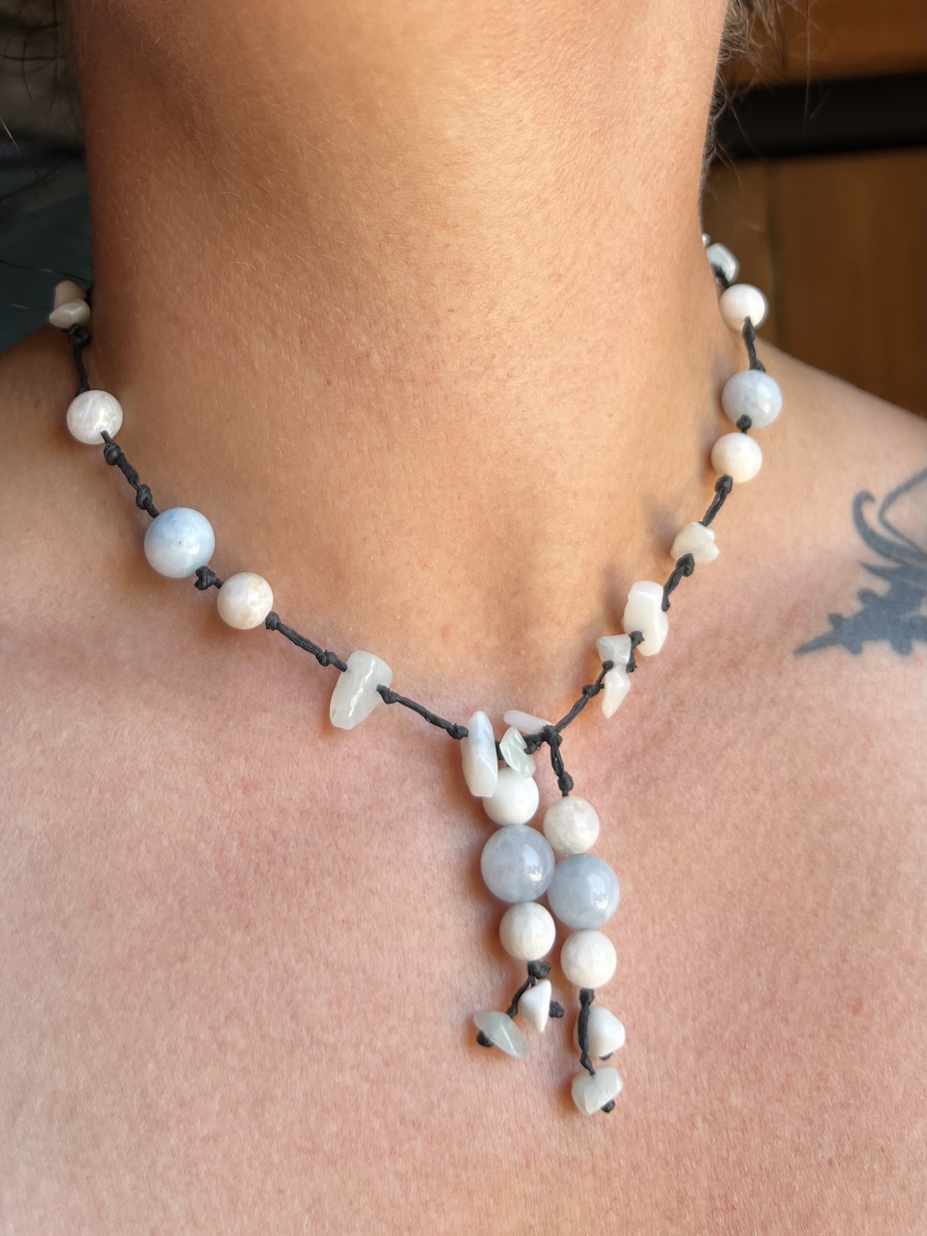 Collier Artisanal Écume Céleste en Angélite Pierre de Lune Marbre blanc et Jade bleue – Image 4
