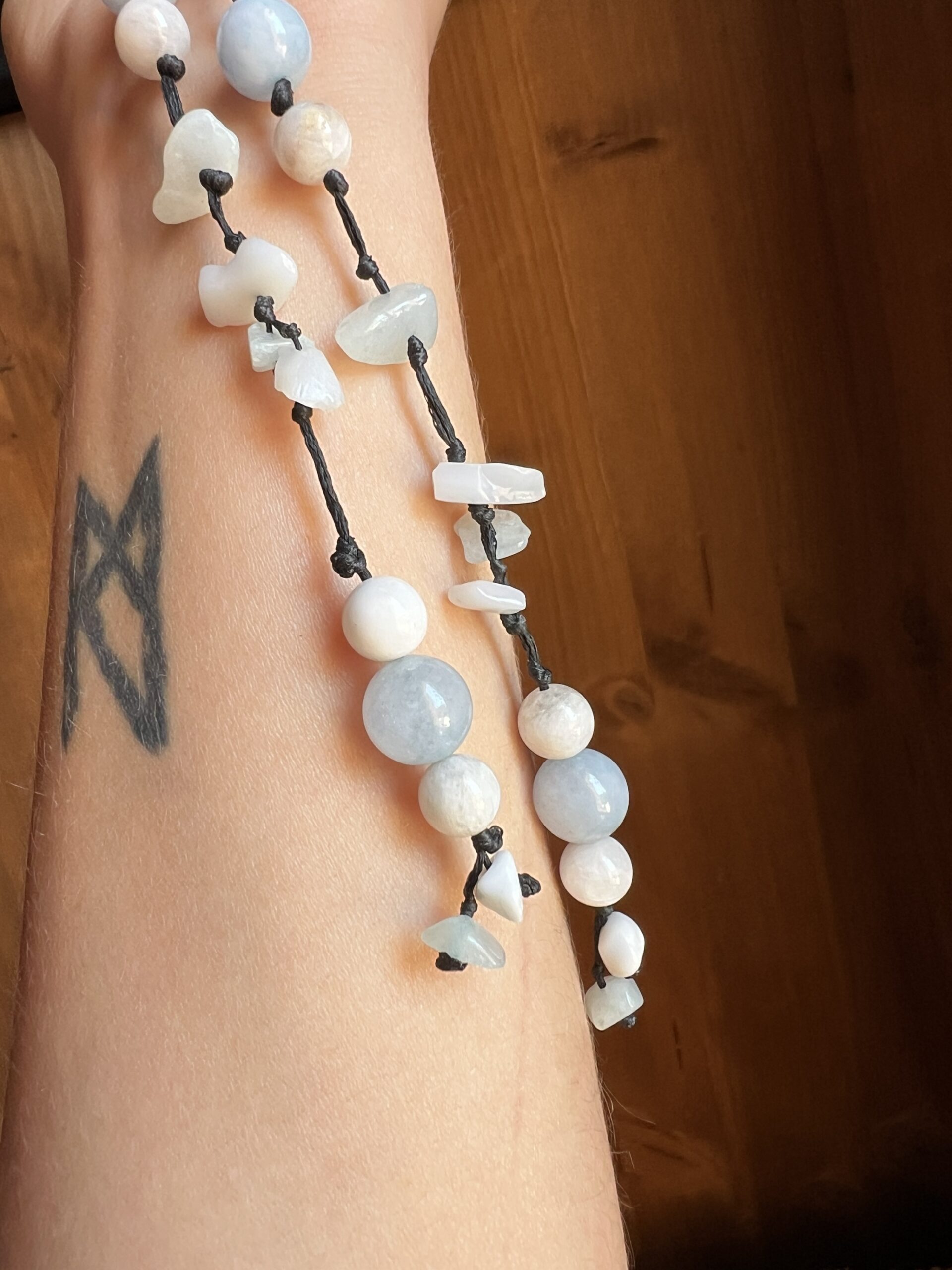Collier Artisanal Écume Céleste en Angélite Pierre de Lune Marbre blanc et Jade bleue – Image 6