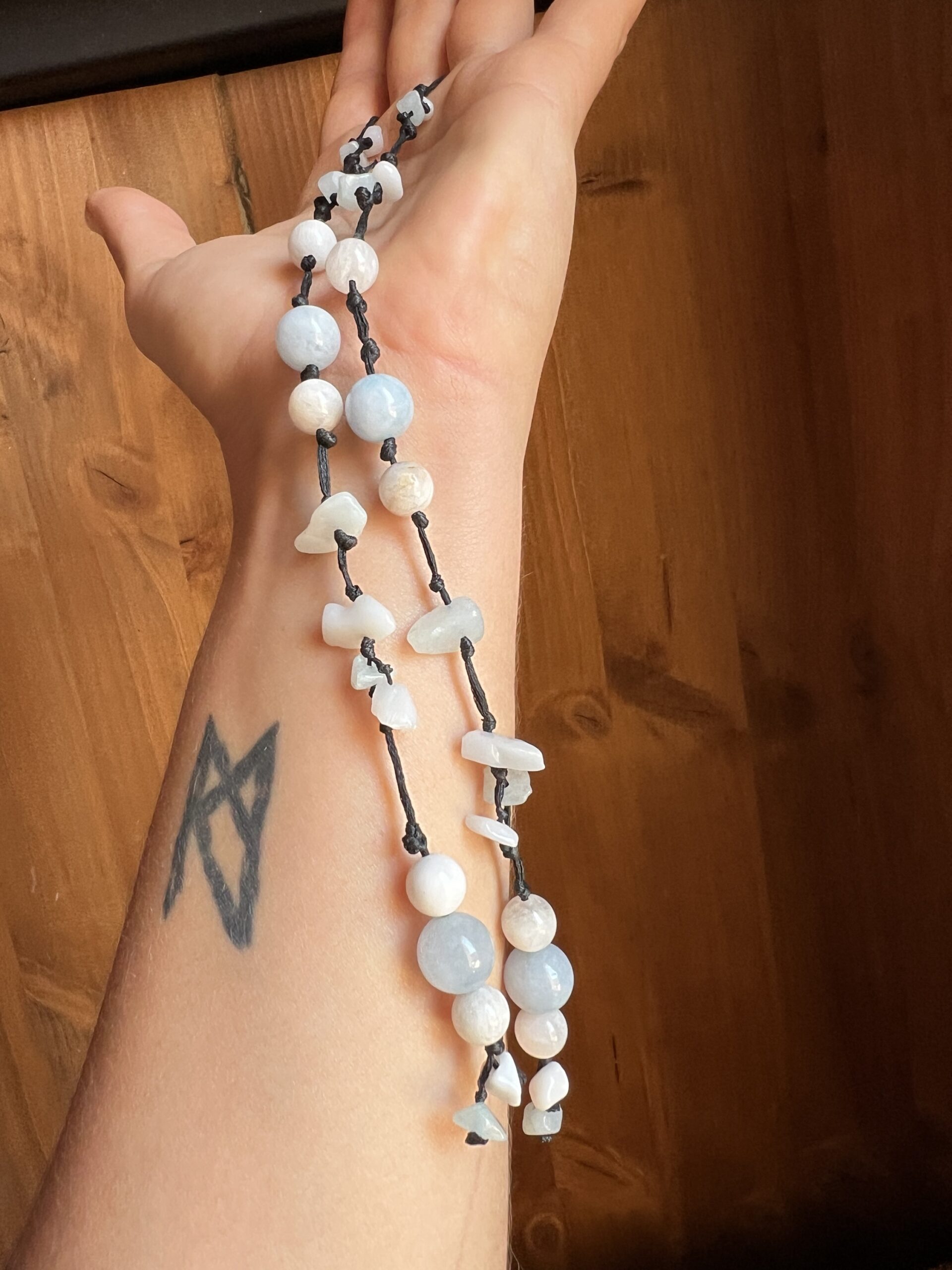 Collier Artisanal Écume Céleste en Angélite Pierre de Lune Marbre blanc et Jade bleue – Image 5