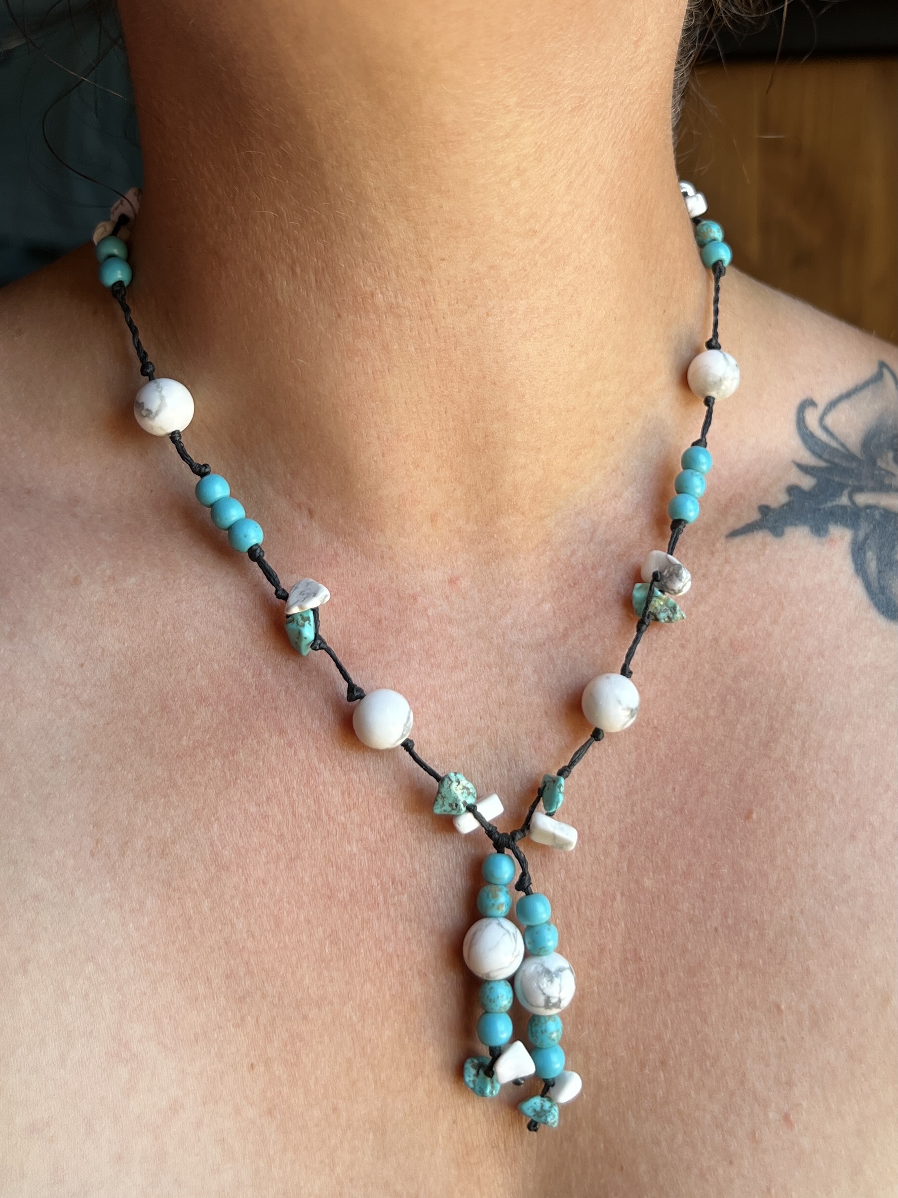 Collier Artisanal Lagon Blanc en Turquoise et Howlite – Image 4