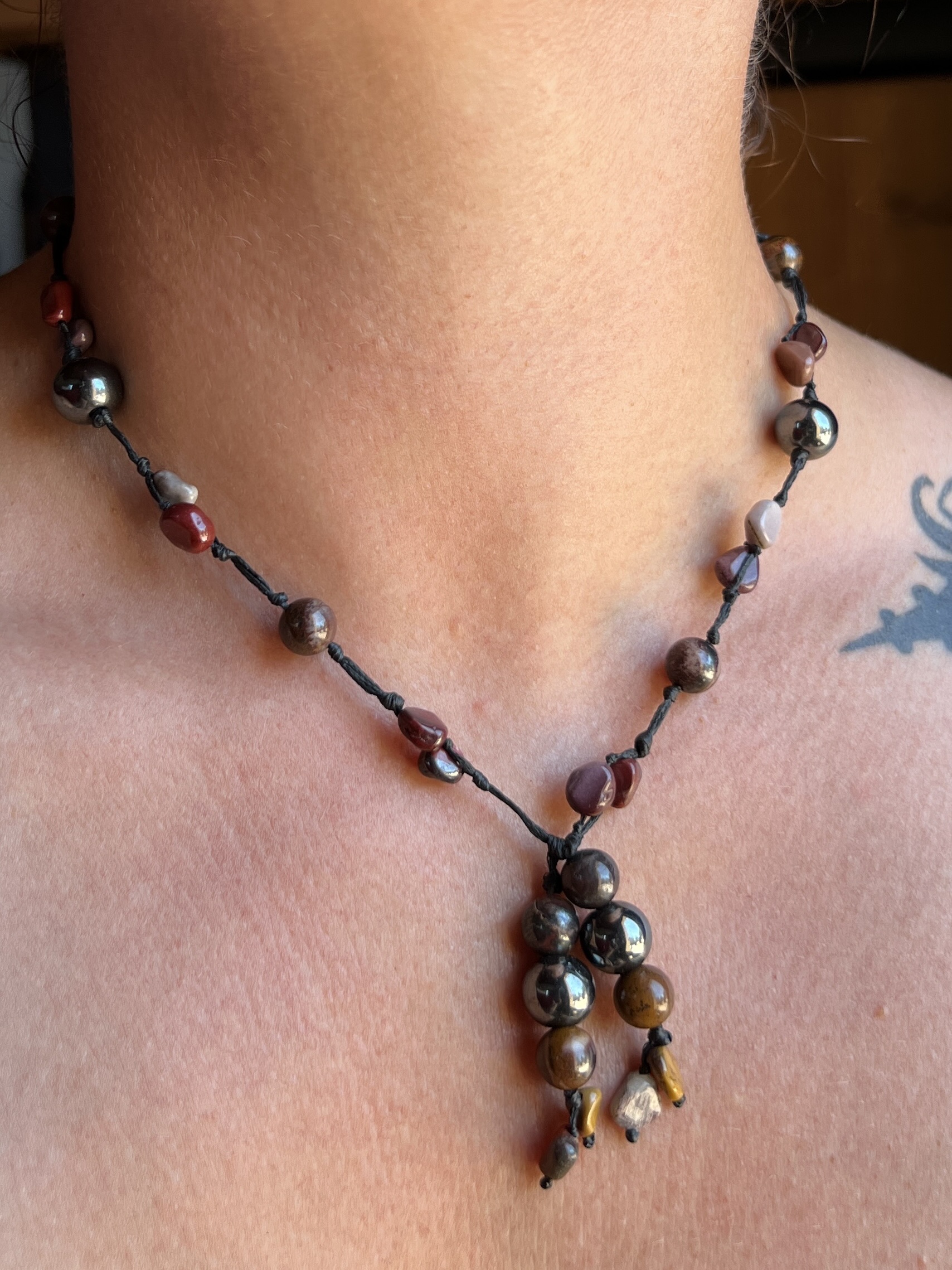 Collier Artisanal Forces Vulcaniennes en Mookaite, Hématite et Oeil de Fer – Image 4