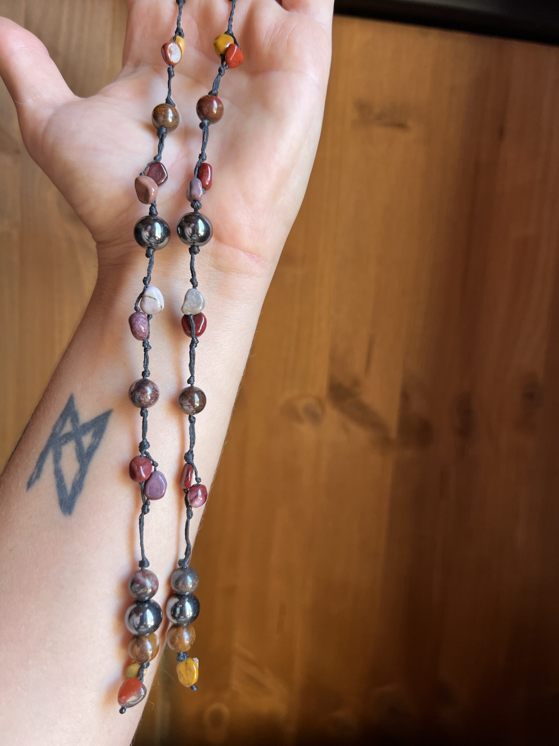 Collier Artisanal Forces Vulcaniennes en Mookaite, Hématite et Oeil de Fer – Image 7