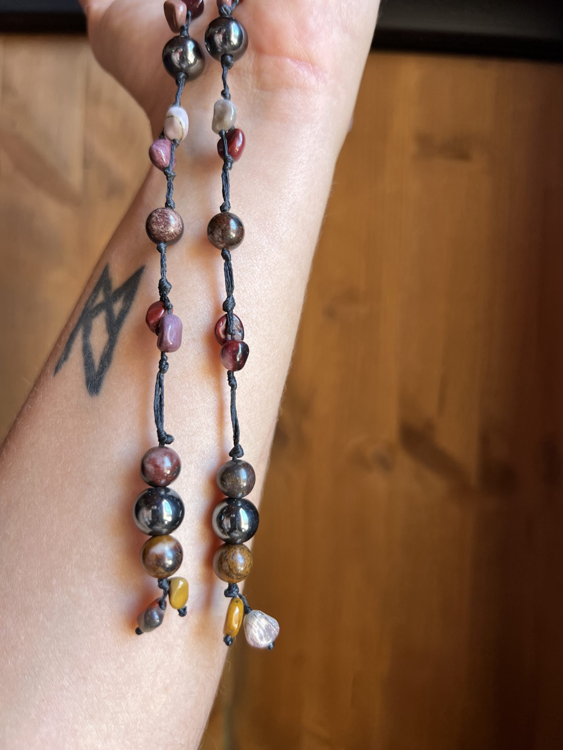 Collier Artisanal Forces Vulcaniennes en Mookaite, Hématite et Oeil de Fer – Image 6