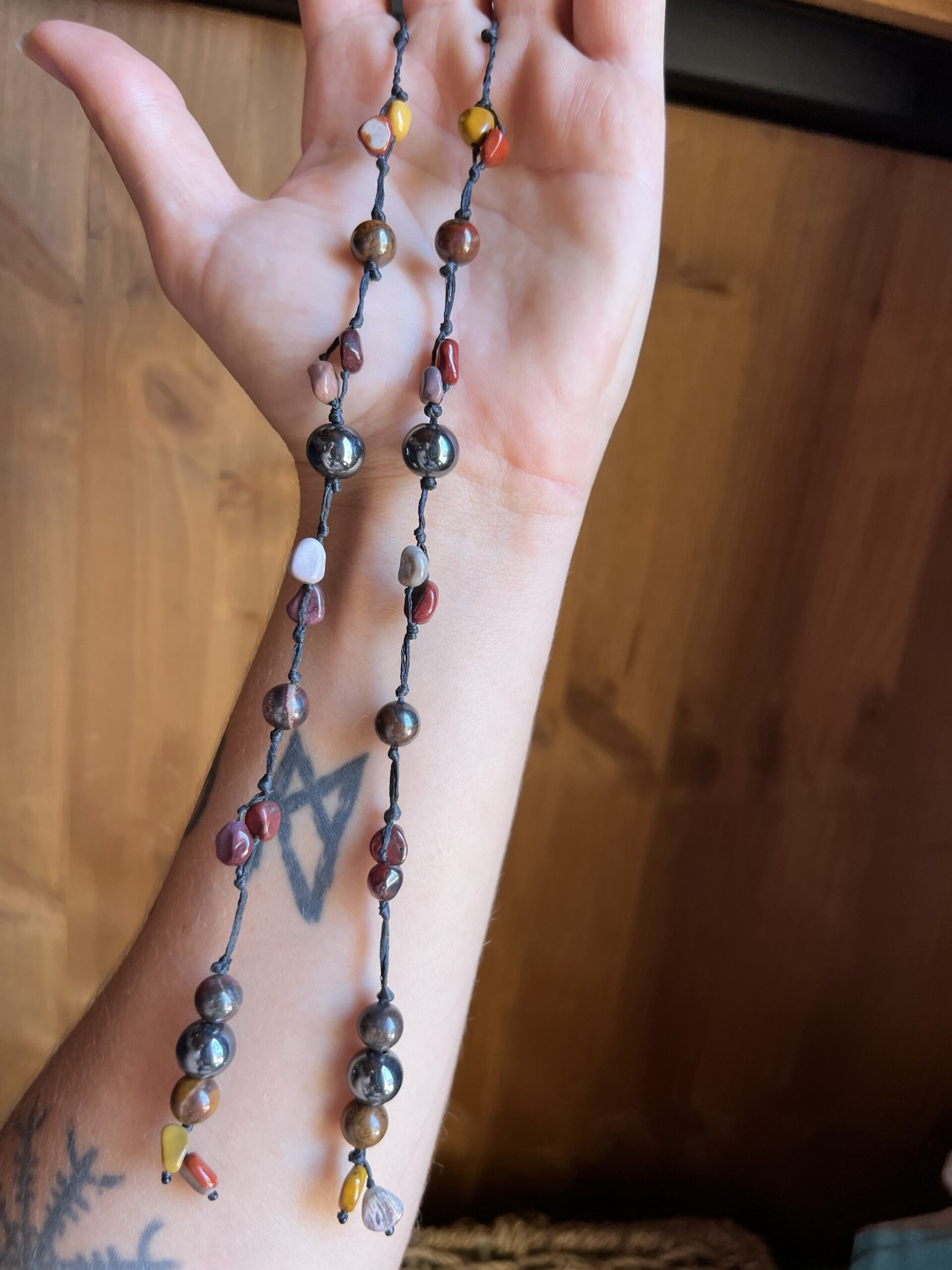 Collier Artisanal Forces Vulcaniennes en Mookaite, Hématite et Oeil de Fer – Image 5
