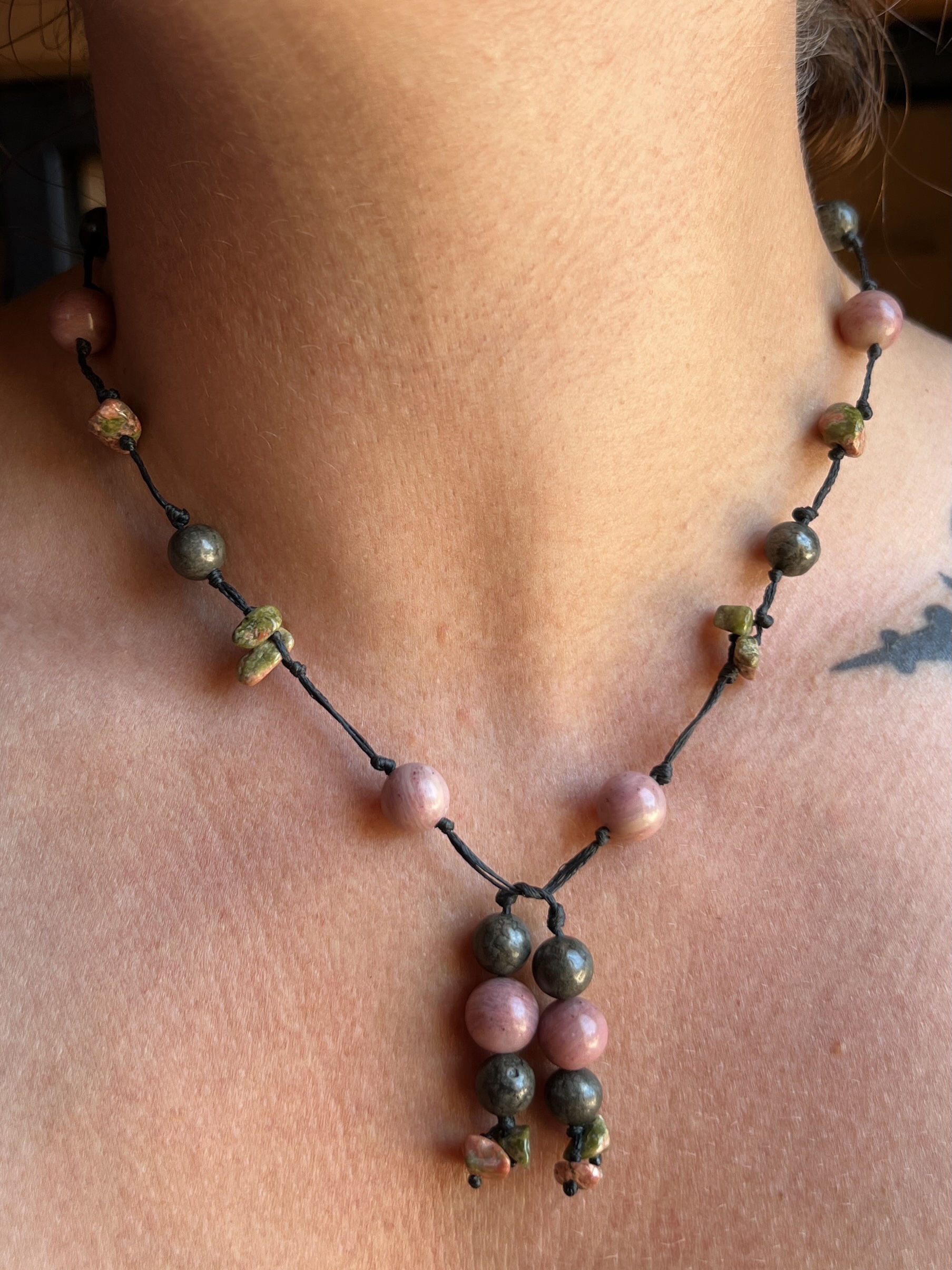 Collier Artisanal L’Or des Dryades en Unakite Rhodochrosite et Pyrite – Image 4