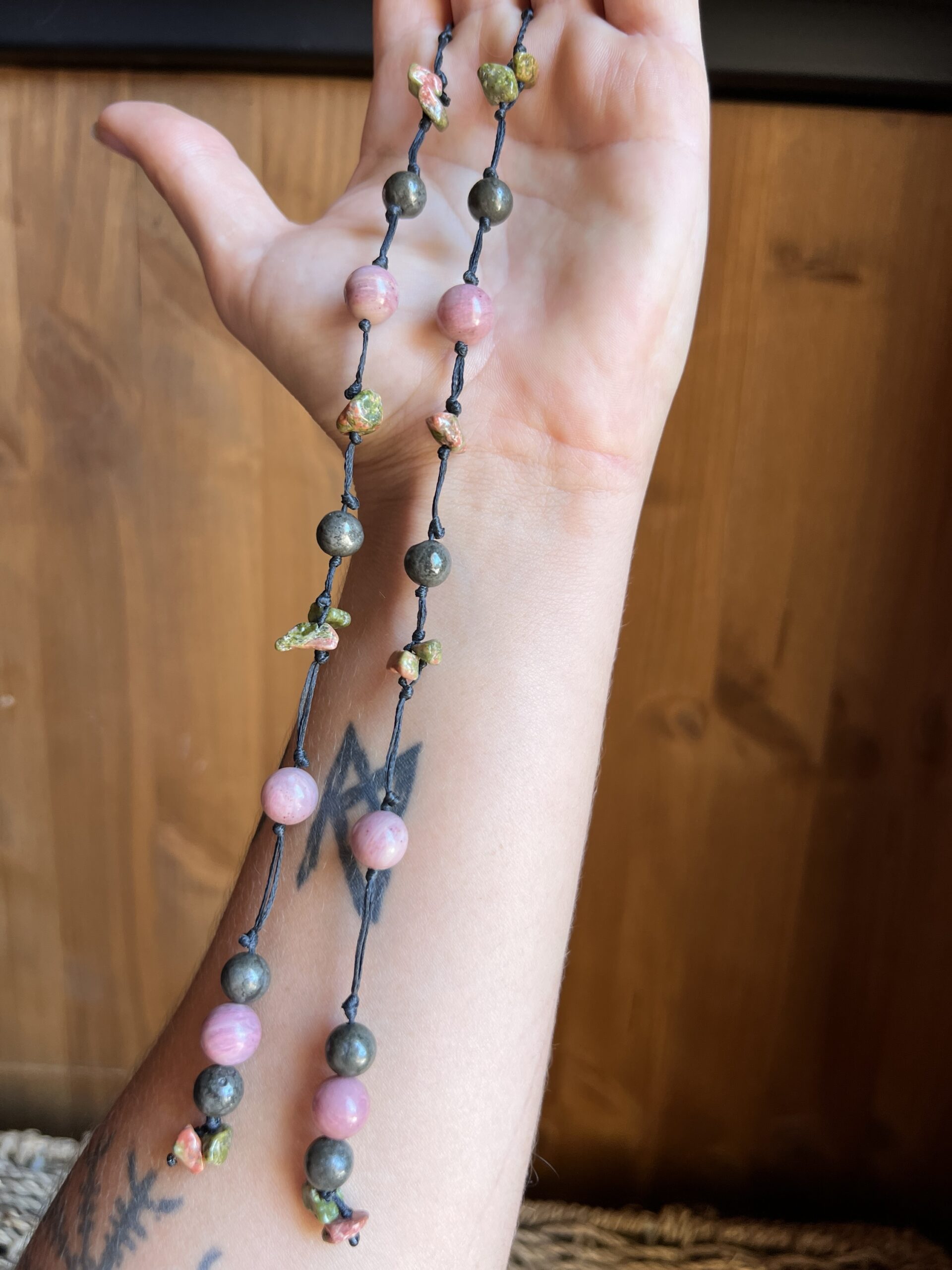 Collier Artisanal L’Or des Dryades en Unakite Rhodochrosite et Pyrite – Image 5