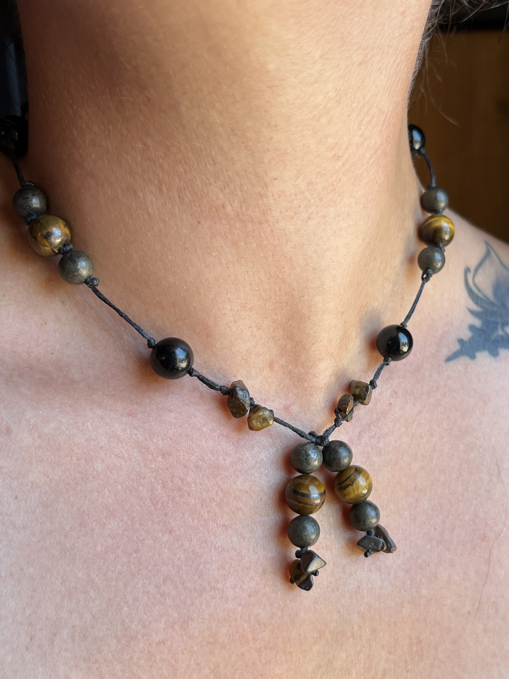 Collier Artisanal L’Or d’Anubis en Œil du Tigre, Pyrite et Obsidienne – Image 4