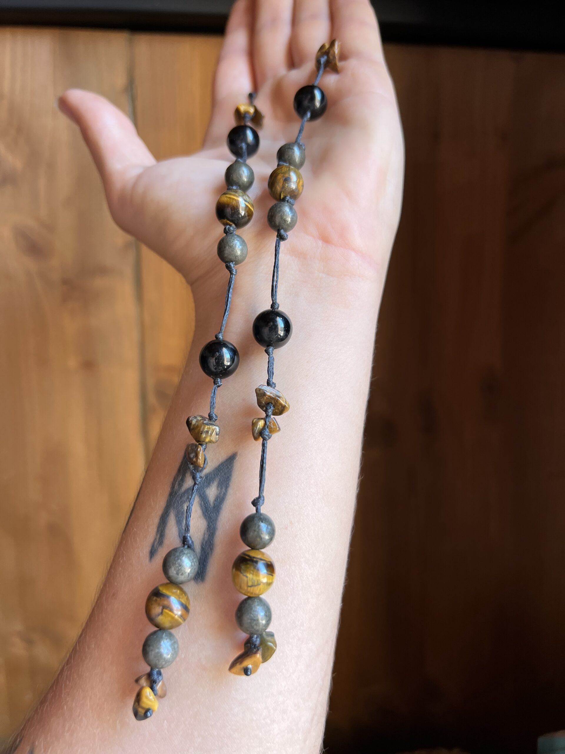 Collier Artisanal L’Or d’Anubis en Œil du Tigre, Pyrite et Obsidienne – Image 5