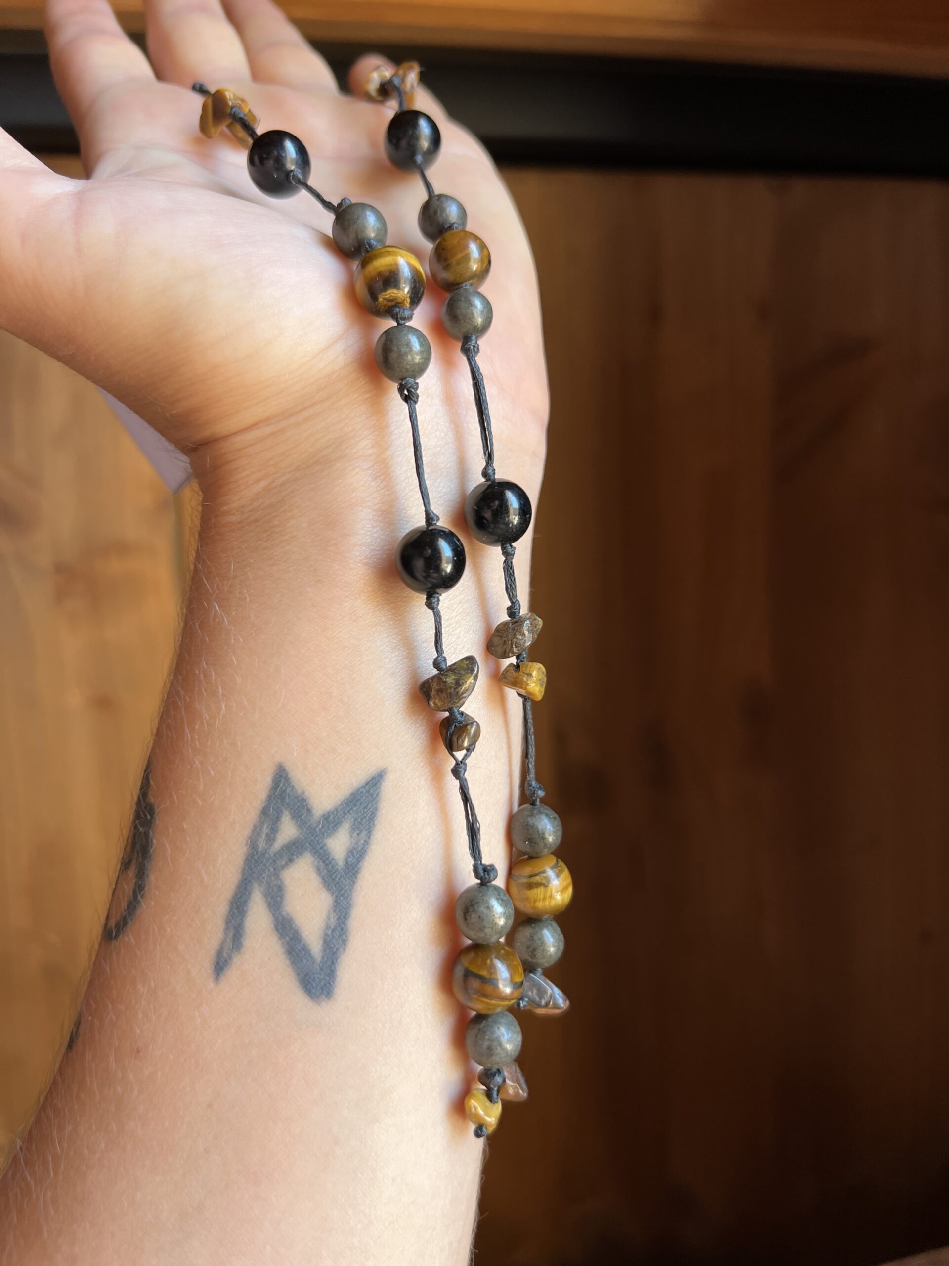Collier Artisanal L’Or d’Anubis en Œil du Tigre, Pyrite et Obsidienne – Image 7