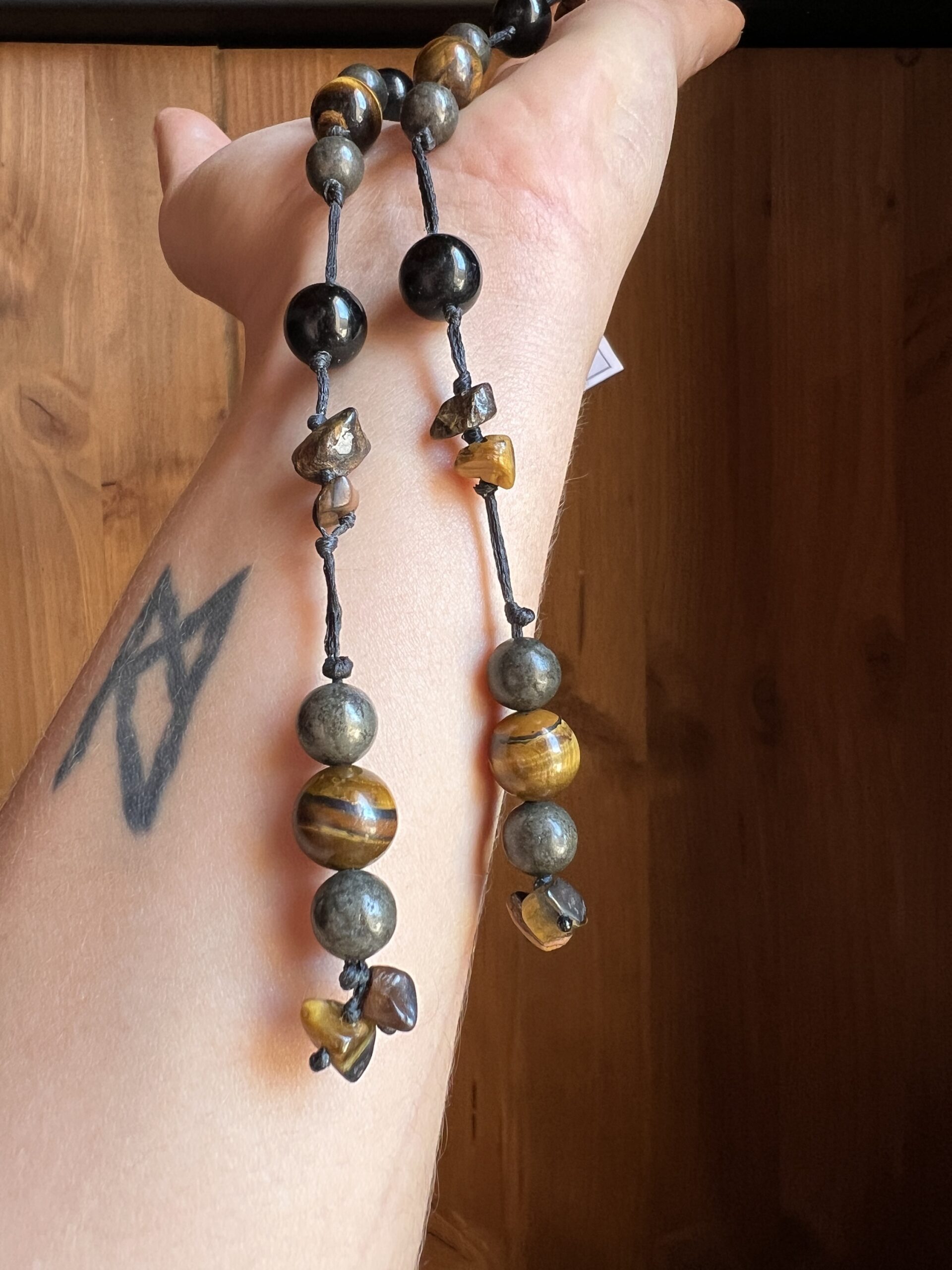 Collier Artisanal L’Or d’Anubis en Œil du Tigre, Pyrite et Obsidienne – Image 6