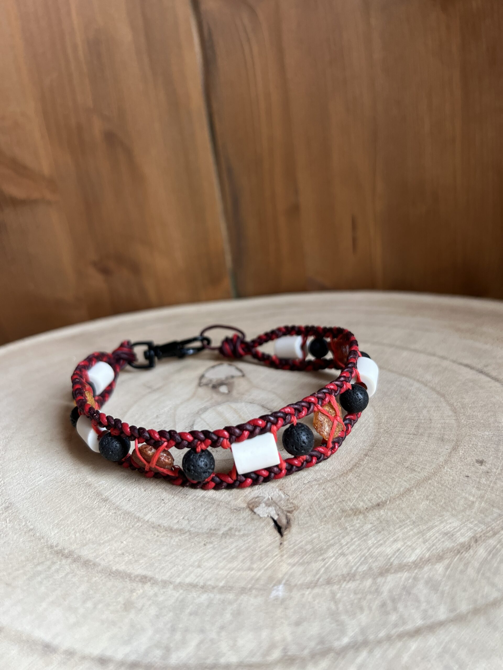 TRIBAL’PROTECT Collier antiparasitaire naturel Rouge et Bordeaux (32cm) – Image 2