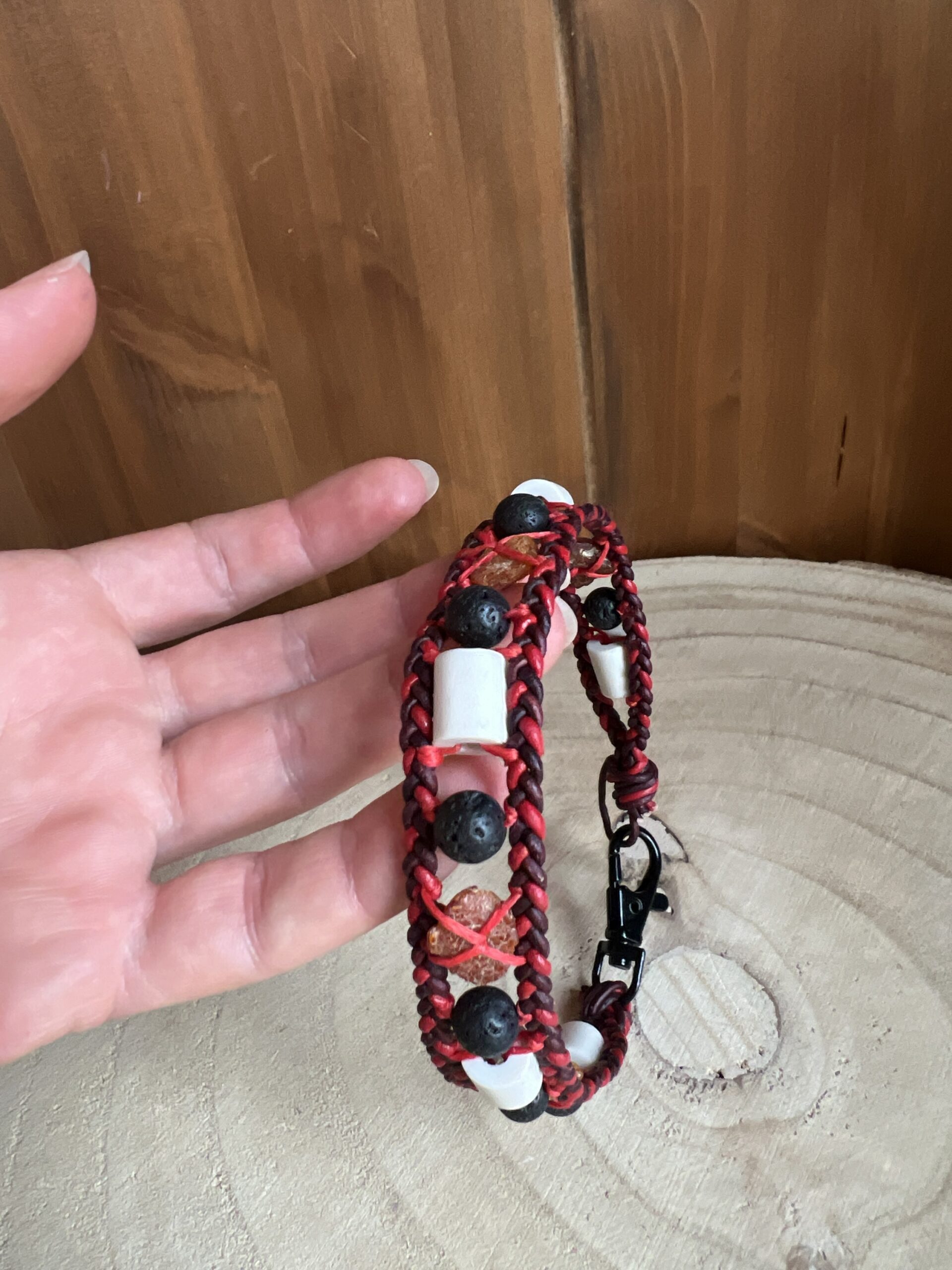 TRIBAL’PROTECT Collier antiparasitaire naturel Rouge et Bordeaux (32cm)
